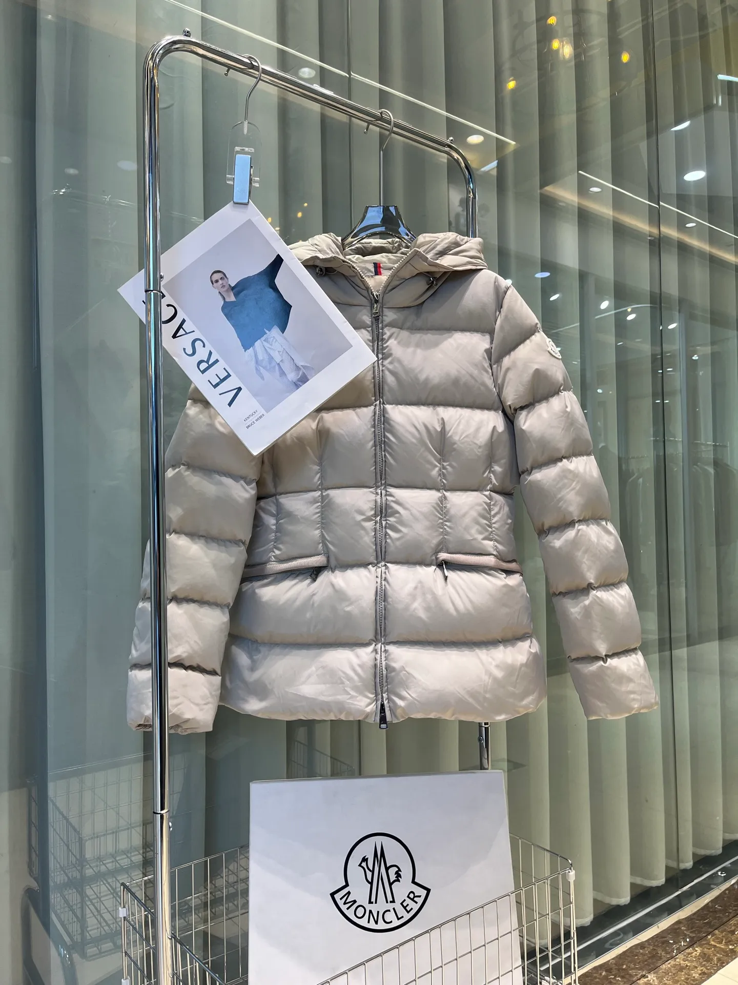 P720 Moncler/Avoce series short slim-fit hooded down jacket adopts the correct version of three-dimensional cutting. The upper body becomes ant waist in seconds, which is significantly better than the flat cutting on the market. The fabric is made of functional nylon and lightweight Longue. Saison lining, filled with high-quality down, equipped with an adjustable hood and zipper pockets, built-in elastic waistband to outline the curves, full of high-end look, simple but not simple, both in terms of fabric material and overall outline, it has both fashionable styling and good cold protection effect, and brings a comfortable wearing experience and feeling. It can concave shape and keep warm, three-dimensional and full, highly practical, filled with white duck down inside, three standards for customized accessories Size: 1 2 3 4