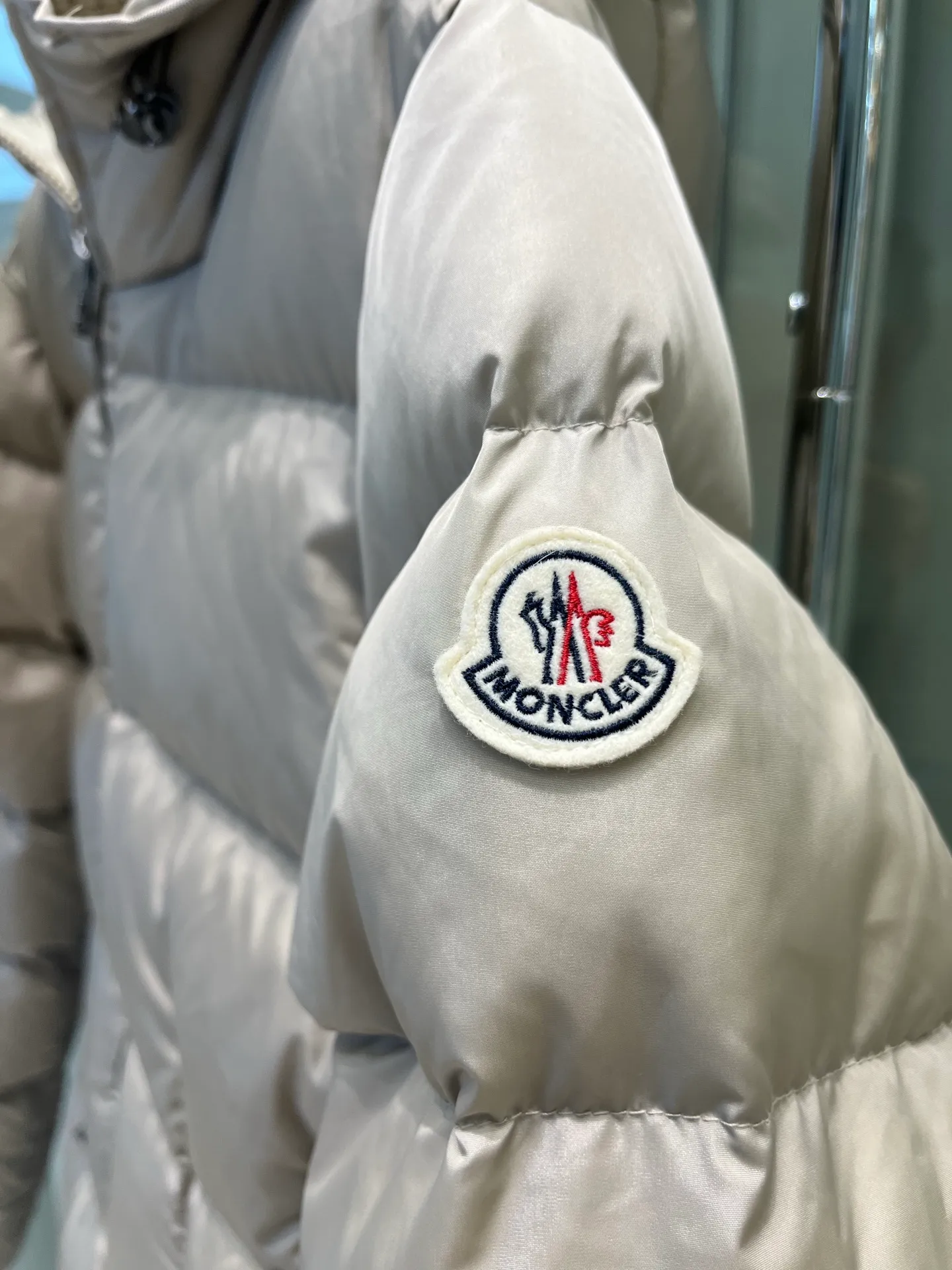 P720 Moncler/Avoce series short slim-fit hooded down jacket adopts the correct version of three-dimensional cutting. The upper body becomes ant waist in seconds, which is significantly better than the flat cutting on the market. The fabric is made of functional nylon and lightweight Longue. Saison lining, filled with high-quality down, equipped with an adjustable hood and zipper pockets, built-in elastic waistband to outline the curves, full of high-end look, simple but not simple, both in terms of fabric material and overall outline, it has both fashionable styling and good cold protection effect, and brings a comfortable wearing experience and feeling. It can concave shape and keep warm, three-dimensional and full, highly practical, filled with white duck down inside, three standards for customized accessories Size: 1 2 3 4