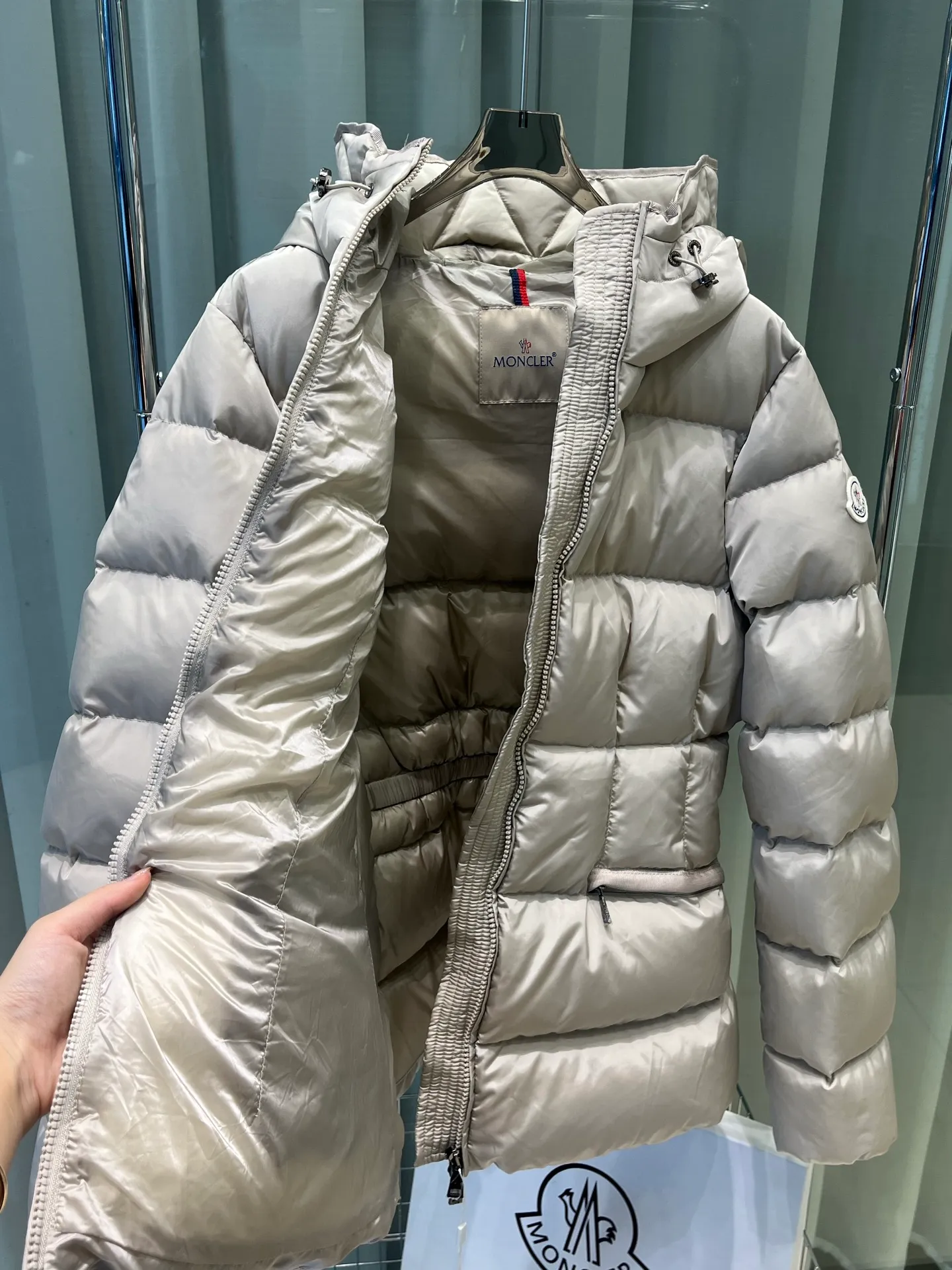 P720 Moncler/Avoce series short slim-fit hooded down jacket adopts the correct version of three-dimensional cutting. The upper body becomes ant waist in seconds, which is significantly better than the flat cutting on the market. The fabric is made of functional nylon and lightweight Longue. Saison lining, filled with high-quality down, equipped with an adjustable hood and zipper pockets, built-in elastic waistband to outline the curves, full of high-end look, simple but not simple, both in terms of fabric material and overall outline, it has both fashionable styling and good cold protection effect, and brings a comfortable wearing experience and feeling. It can concave shape and keep warm, three-dimensional and full, highly practical, filled with white duck down inside, three standards for customized accessories Size: 1 2 3 4