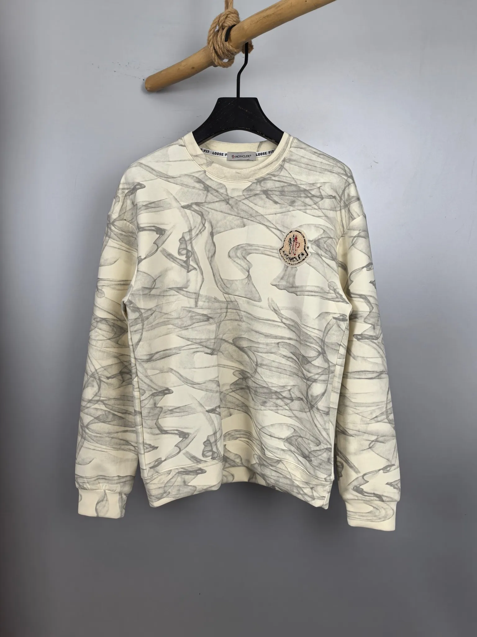 P420 MONCLER 2025 Autumn and Winter New Design Sweatshirt Official website synchronized! This T-shirt combines minimalist design with exquisite details. The oversize trim is reminiscent of Tyrolean dress details, summoning modern new ideas, creating a different conceptual pattern, and injecting rich connotation into the traditional cotton T-shirt. The LOGO on the front graphic webbing is unique and makes the brand more distinguished. It highlights the style of a big brand, sets off the minimalist design style, and reveals the elegance at a glance! As a brand that pursues design and tailoring techniques, the materials used will never disappoint! The body of this shirt is made of Solona cotton blended 400g fabric, which is noble and exquisite. The cotton surface is full, soft and skin-friendly. In short, such a classic style is a must-have for autumn and winter! M-3XL