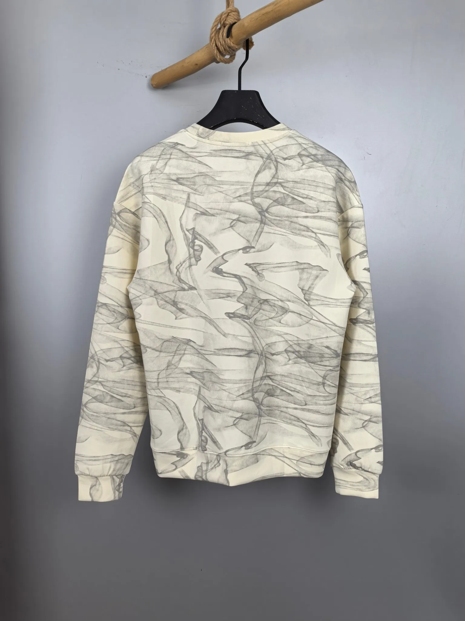 P420 MONCLER 2025 Autumn and Winter New Design Sweatshirt Official website synchronized! This T-shirt combines minimalist design with exquisite details. The oversize trim is reminiscent of Tyrolean dress details, summoning modern new ideas, creating a different conceptual pattern, and injecting rich connotation into the traditional cotton T-shirt. The LOGO on the front graphic webbing is unique and makes the brand more distinguished. It highlights the style of a big brand, sets off the minimalist design style, and reveals the elegance at a glance! As a brand that pursues design and tailoring techniques, the materials used will never disappoint! The body of this shirt is made of Solona cotton blended 400g fabric, which is noble and exquisite. The cotton surface is full, soft and skin-friendly. In short, such a classic style is a must-have for autumn and winter! M-3XL