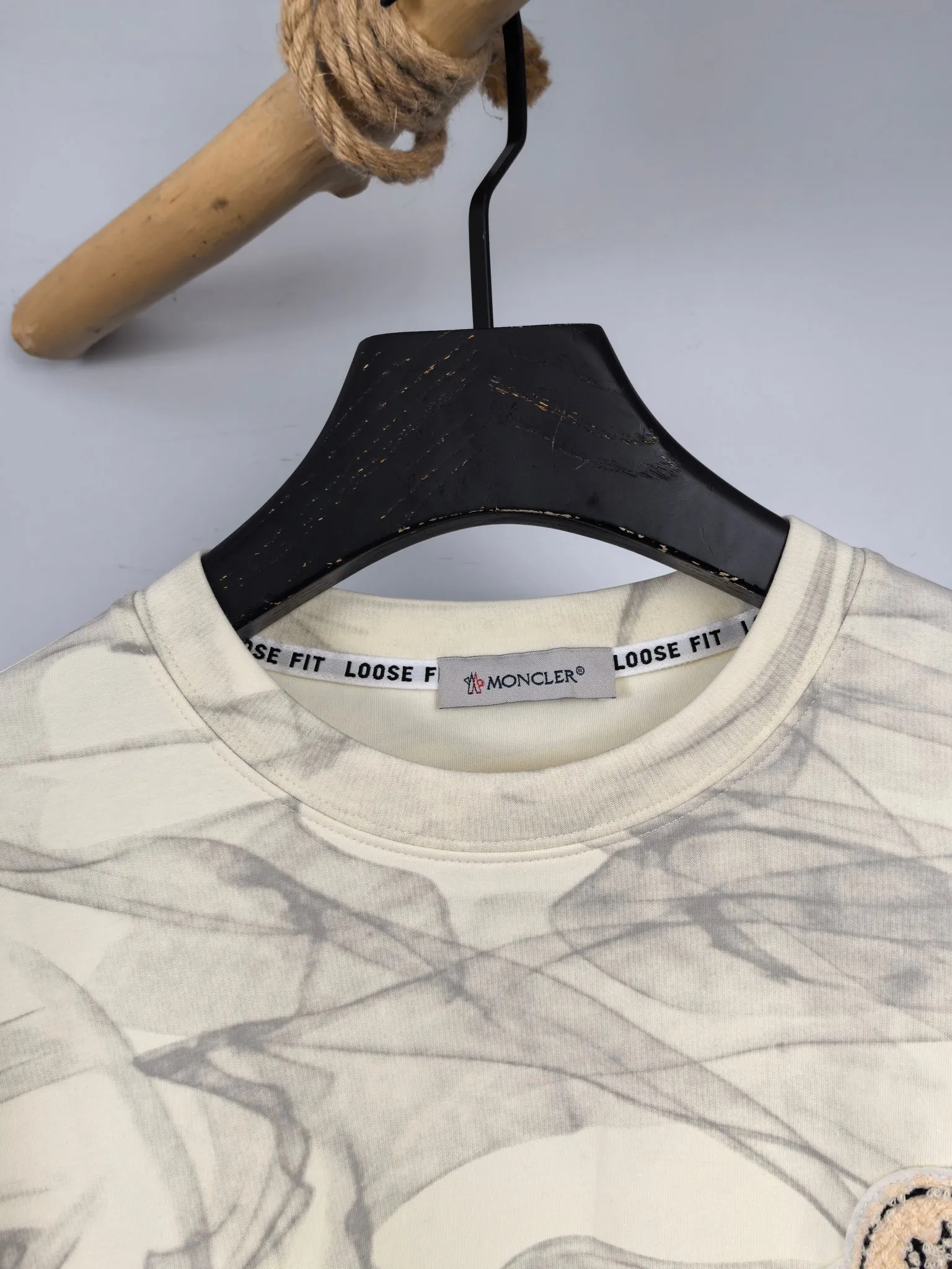 P420 MONCLER 2025 Autumn and Winter New Design Sweatshirt Official website synchronized! This T-shirt combines minimalist design with exquisite details. The oversize trim is reminiscent of Tyrolean dress details, summoning modern new ideas, creating a different conceptual pattern, and injecting rich connotation into the traditional cotton T-shirt. The LOGO on the front graphic webbing is unique and makes the brand more distinguished. It highlights the style of a big brand, sets off the minimalist design style, and reveals the elegance at a glance! As a brand that pursues design and tailoring techniques, the materials used will never disappoint! The body of this shirt is made of Solona cotton blended 400g fabric, which is noble and exquisite. The cotton surface is full, soft and skin-friendly. In short, such a classic style is a must-have for autumn and winter! M-3XL