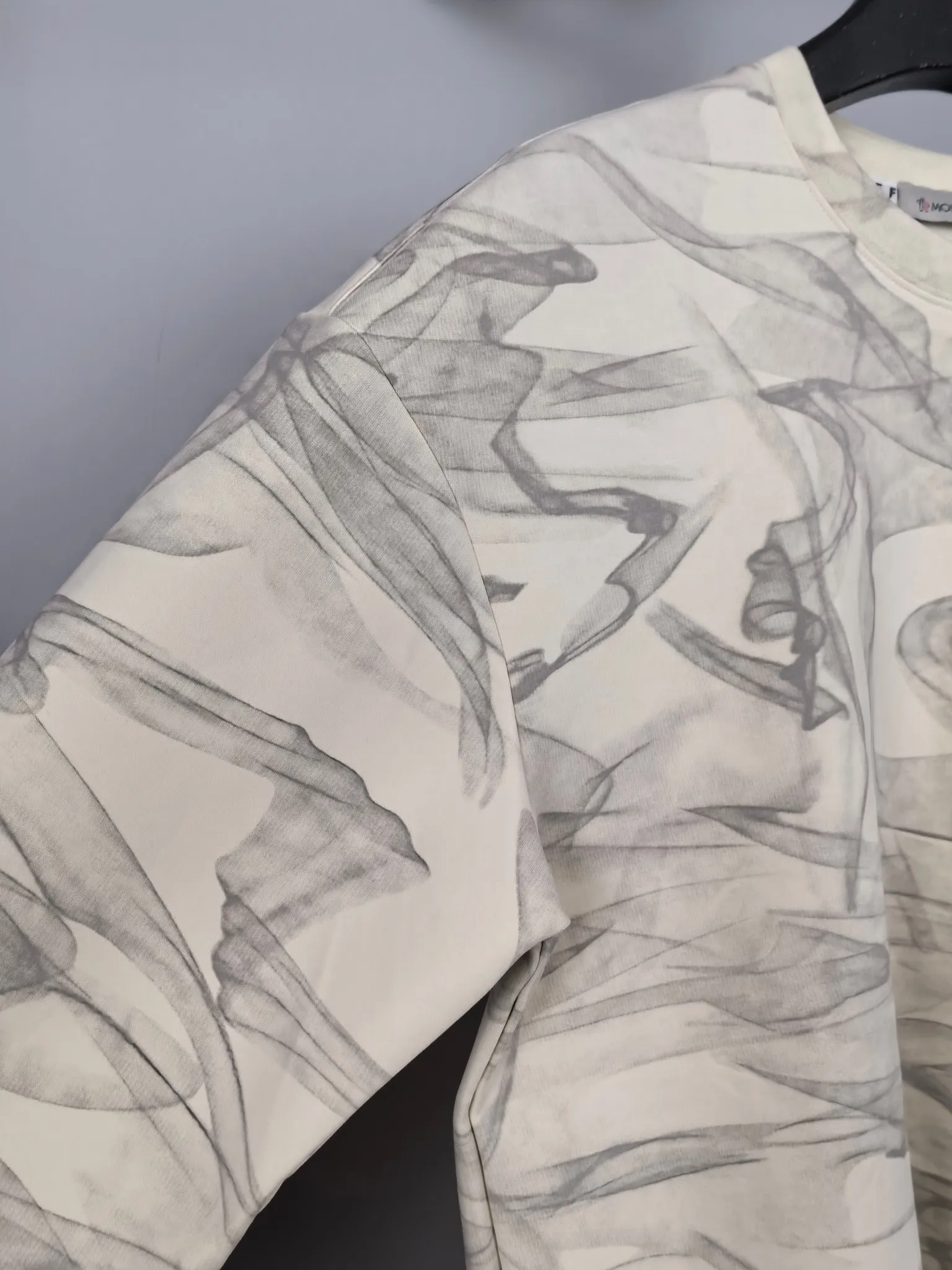P420 MONCLER 2025 Autumn and Winter New Design Sweatshirt Official website synchronized! This T-shirt combines minimalist design with exquisite details. The oversize trim is reminiscent of Tyrolean dress details, summoning modern new ideas, creating a different conceptual pattern, and injecting rich connotation into the traditional cotton T-shirt. The LOGO on the front graphic webbing is unique and makes the brand more distinguished. It highlights the style of a big brand, sets off the minimalist design style, and reveals the elegance at a glance! As a brand that pursues design and tailoring techniques, the materials used will never disappoint! The body of this shirt is made of Solona cotton blended 400g fabric, which is noble and exquisite. The cotton surface is full, soft and skin-friendly. In short, such a classic style is a must-have for autumn and winter! M-3XL