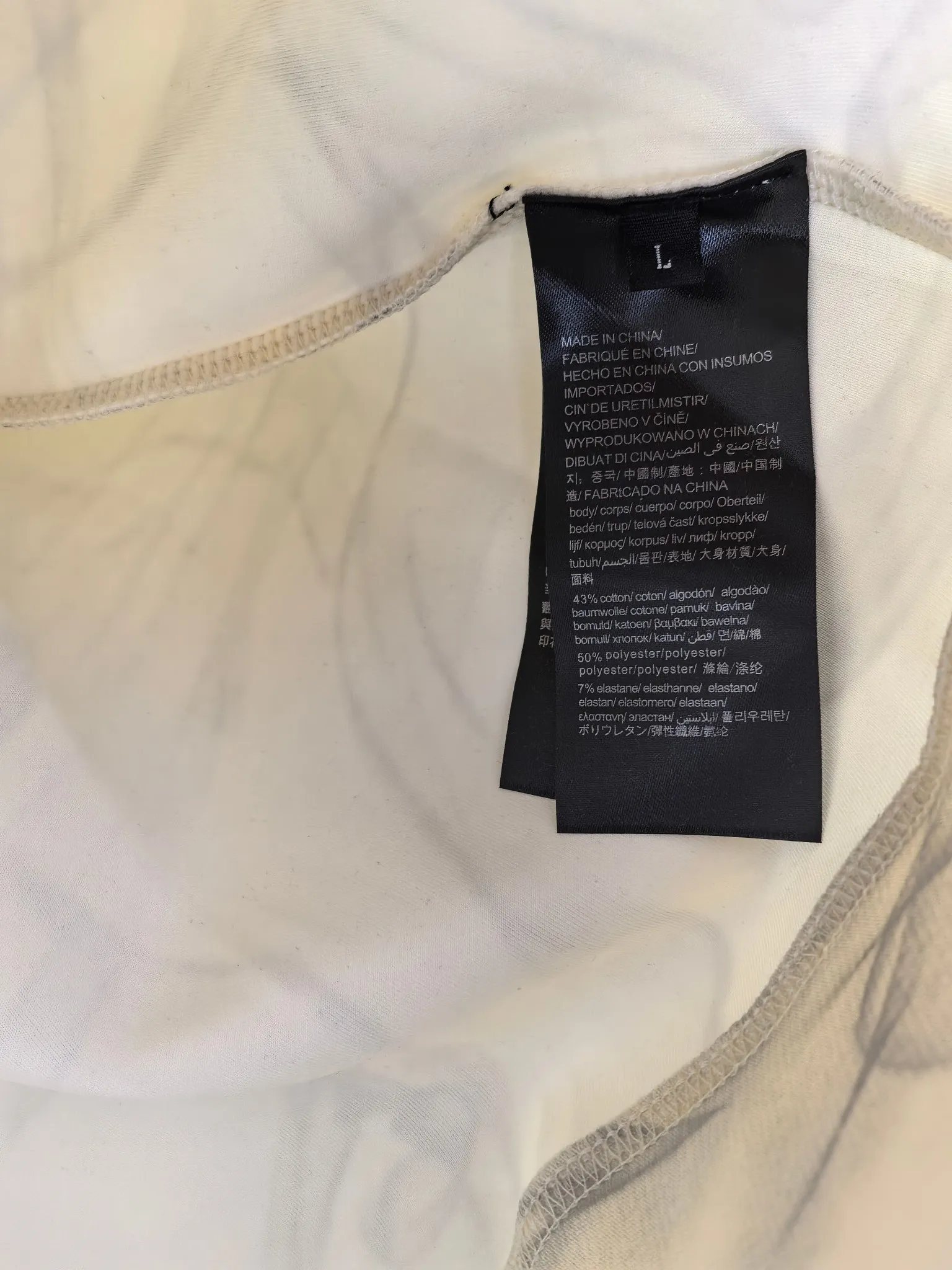 P420 MONCLER 2025 Autumn and Winter New Design Sweatshirt Official website synchronized! This T-shirt combines minimalist design with exquisite details. The oversize trim is reminiscent of Tyrolean dress details, summoning modern new ideas, creating a different conceptual pattern, and injecting rich connotation into the traditional cotton T-shirt. The LOGO on the front graphic webbing is unique and makes the brand more distinguished. It highlights the style of a big brand, sets off the minimalist design style, and reveals the elegance at a glance! As a brand that pursues design and tailoring techniques, the materials used will never disappoint! The body of this shirt is made of Solona cotton blended 400g fabric, which is noble and exquisite. The cotton surface is full, soft and skin-friendly. In short, such a classic style is a must-have for autumn and winter! M-3XL