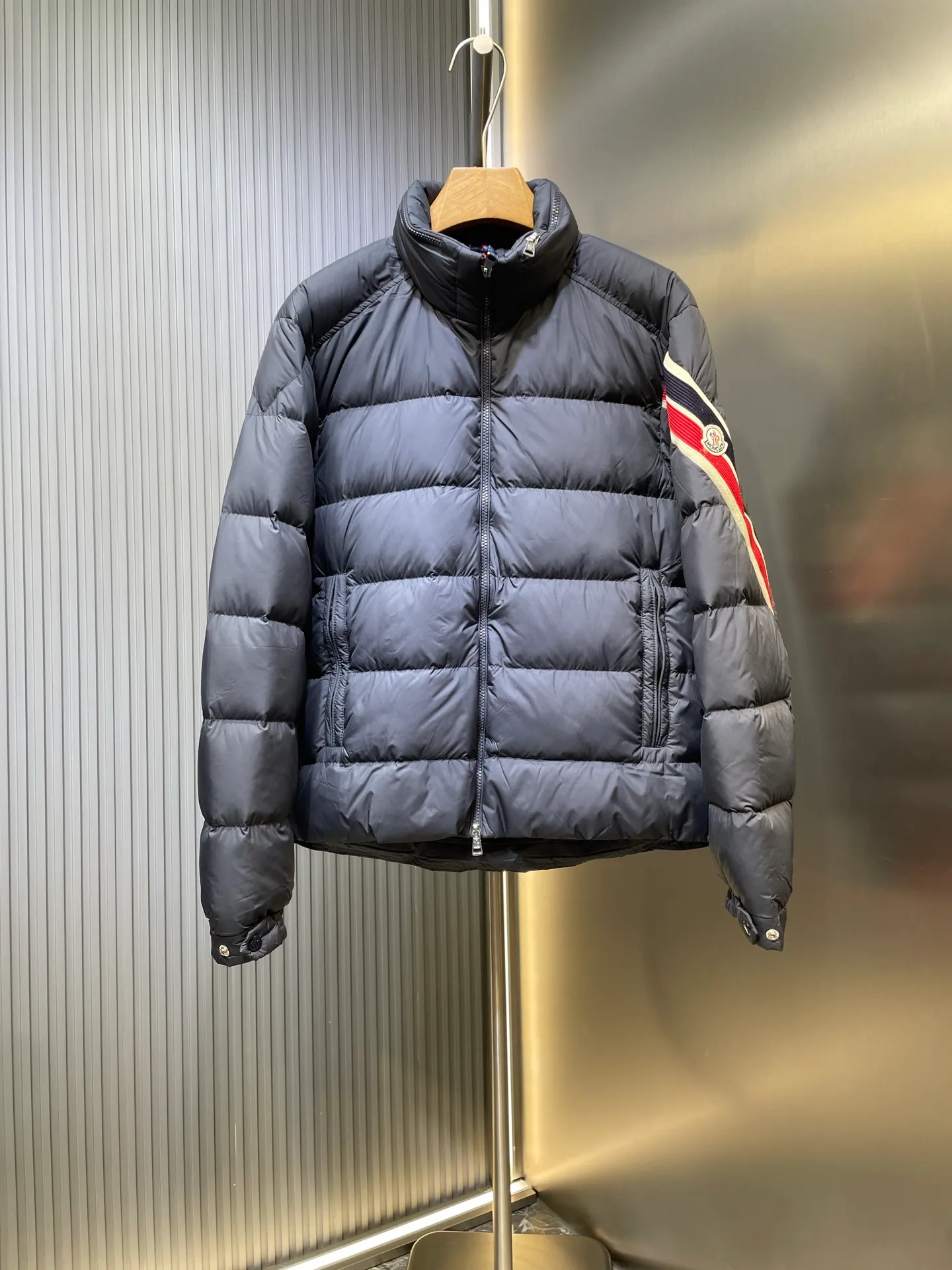 P960 Moncler sleeve three-color webbing down jacket is made of the new national standard 80 white duck down, with a single down filling of 200 grams. The entire garment is treated with waterproof and anti-static functions. The fabric is 70D high-density nylon cloth, and the sleeve webbing is 100% polyester fiber color-blocking custom webbing. The red royal blue color of the entire webbing has been dyed with four-level color fastness, so that the color will not fade after being woven. size: 1234