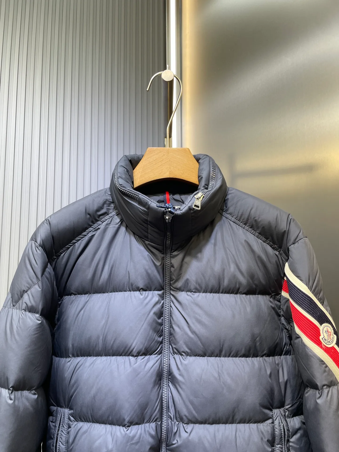 P960 Moncler sleeve three-color webbing down jacket is made of the new national standard 80 white duck down, with a single down filling of 200 grams. The entire garment is treated with waterproof and anti-static functions. The fabric is 70D high-density nylon cloth, and the sleeve webbing is 100% polyester fiber color-blocking custom webbing. The red royal blue color of the entire webbing has been dyed with four-level color fastness, so that the color will not fade after being woven. size: 1234
