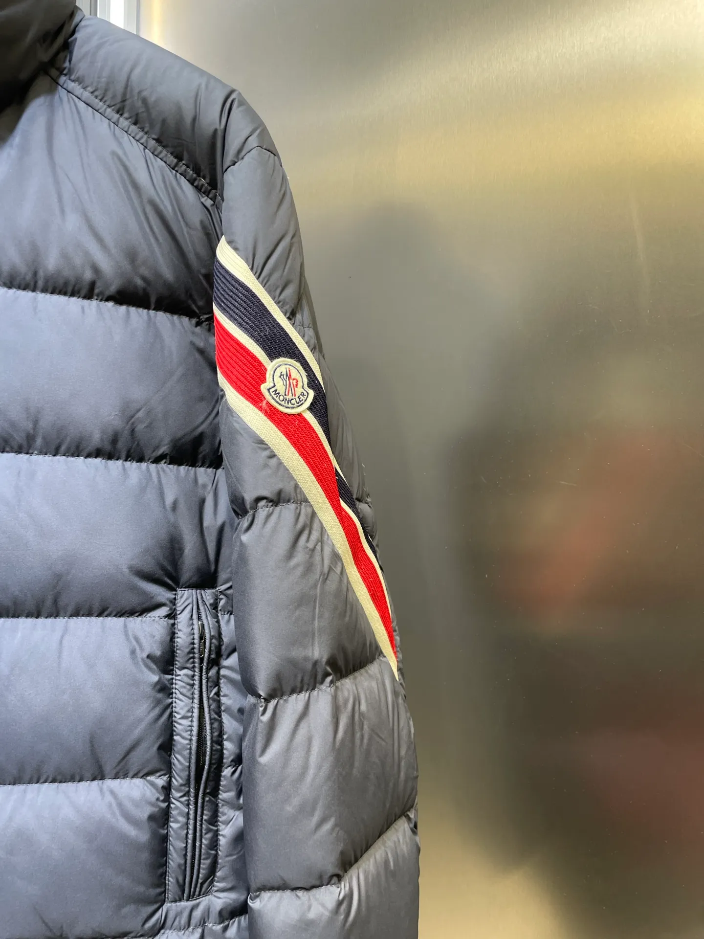 P960 Moncler sleeve three-color webbing down jacket is made of the new national standard 80 white duck down, with a single down filling of 200 grams. The entire garment is treated with waterproof and anti-static functions. The fabric is 70D high-density nylon cloth, and the sleeve webbing is 100% polyester fiber color-blocking custom webbing. The red royal blue color of the entire webbing has been dyed with four-level color fastness, so that the color will not fade after being woven. size: 1234