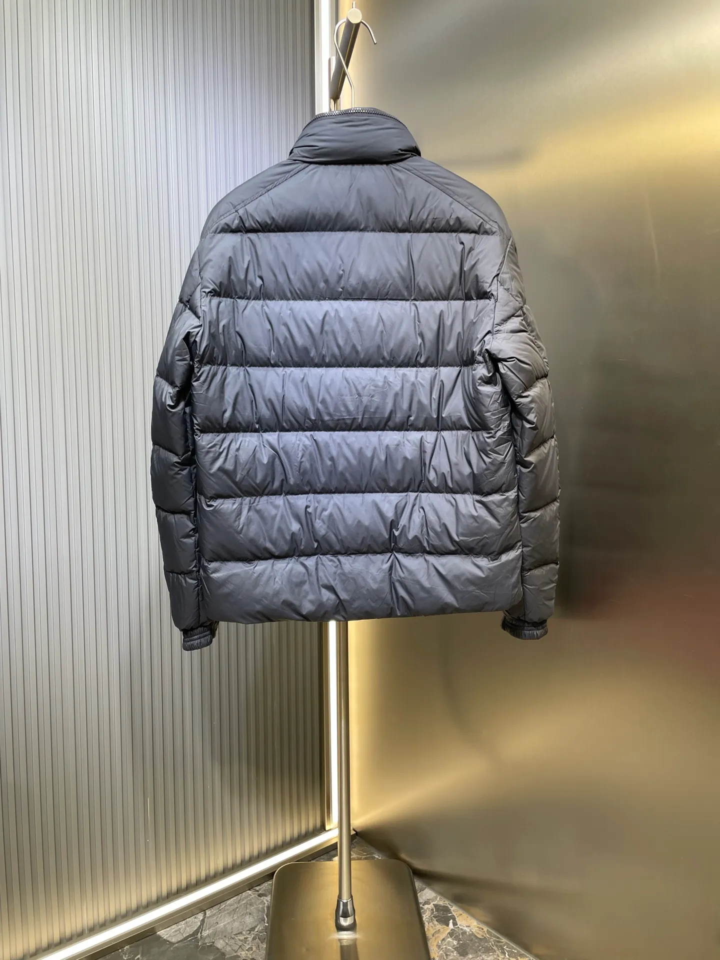 P960 Moncler sleeve three-color webbing down jacket is made of the new national standard 80 white duck down, with a single down filling of 200 grams. The entire garment is treated with waterproof and anti-static functions. The fabric is 70D high-density nylon cloth, and the sleeve webbing is 100% polyester fiber color-blocking custom webbing. The red royal blue color of the entire webbing has been dyed with four-level color fastness, so that the color will not fade after being woven. size: 1234