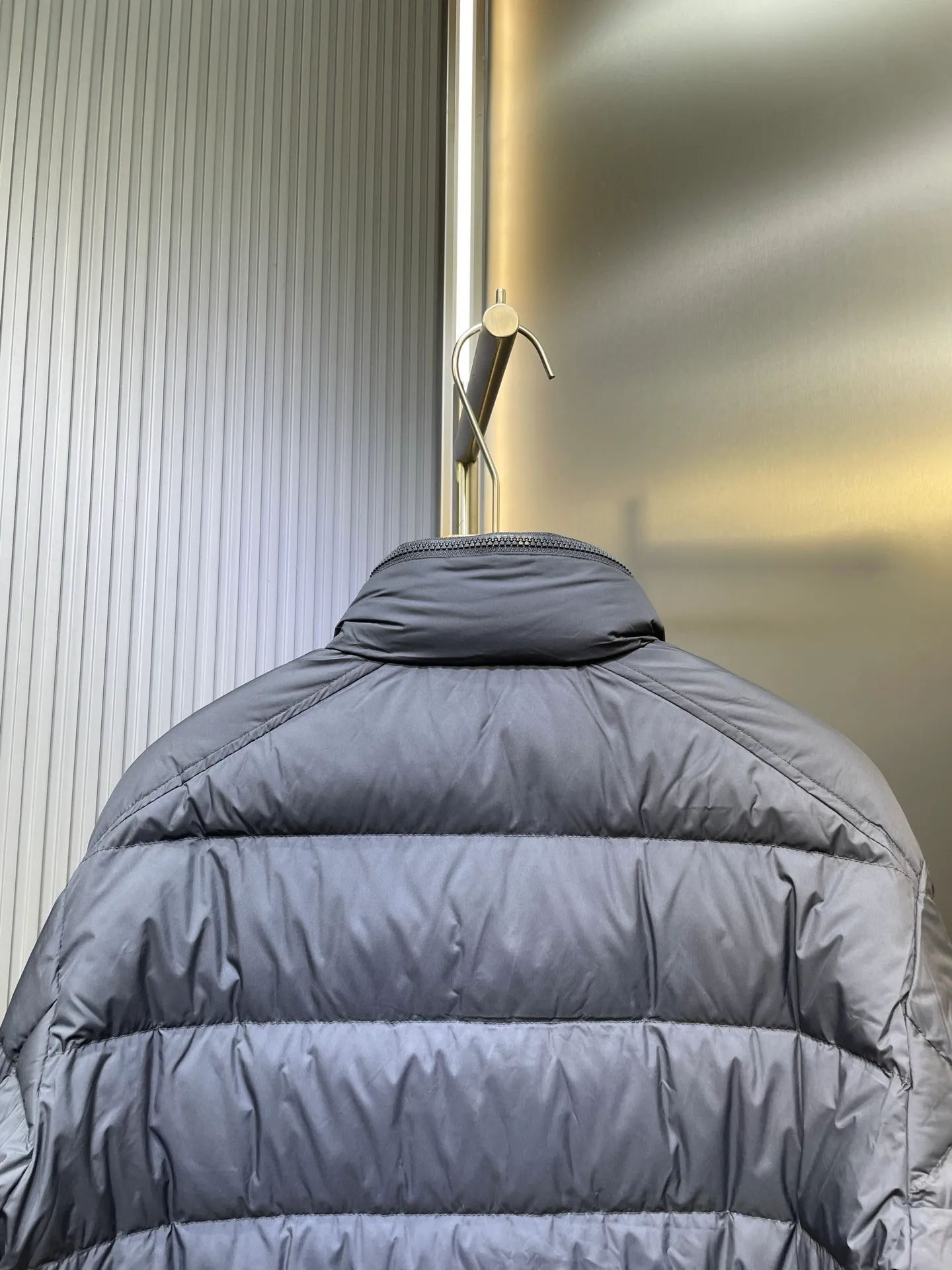 P960 Moncler sleeve three-color webbing down jacket is made of the new national standard 80 white duck down, with a single down filling of 200 grams. The entire garment is treated with waterproof and anti-static functions. The fabric is 70D high-density nylon cloth, and the sleeve webbing is 100% polyester fiber color-blocking custom webbing. The red royal blue color of the entire webbing has been dyed with four-level color fastness, so that the color will not fade after being woven. size: 1234