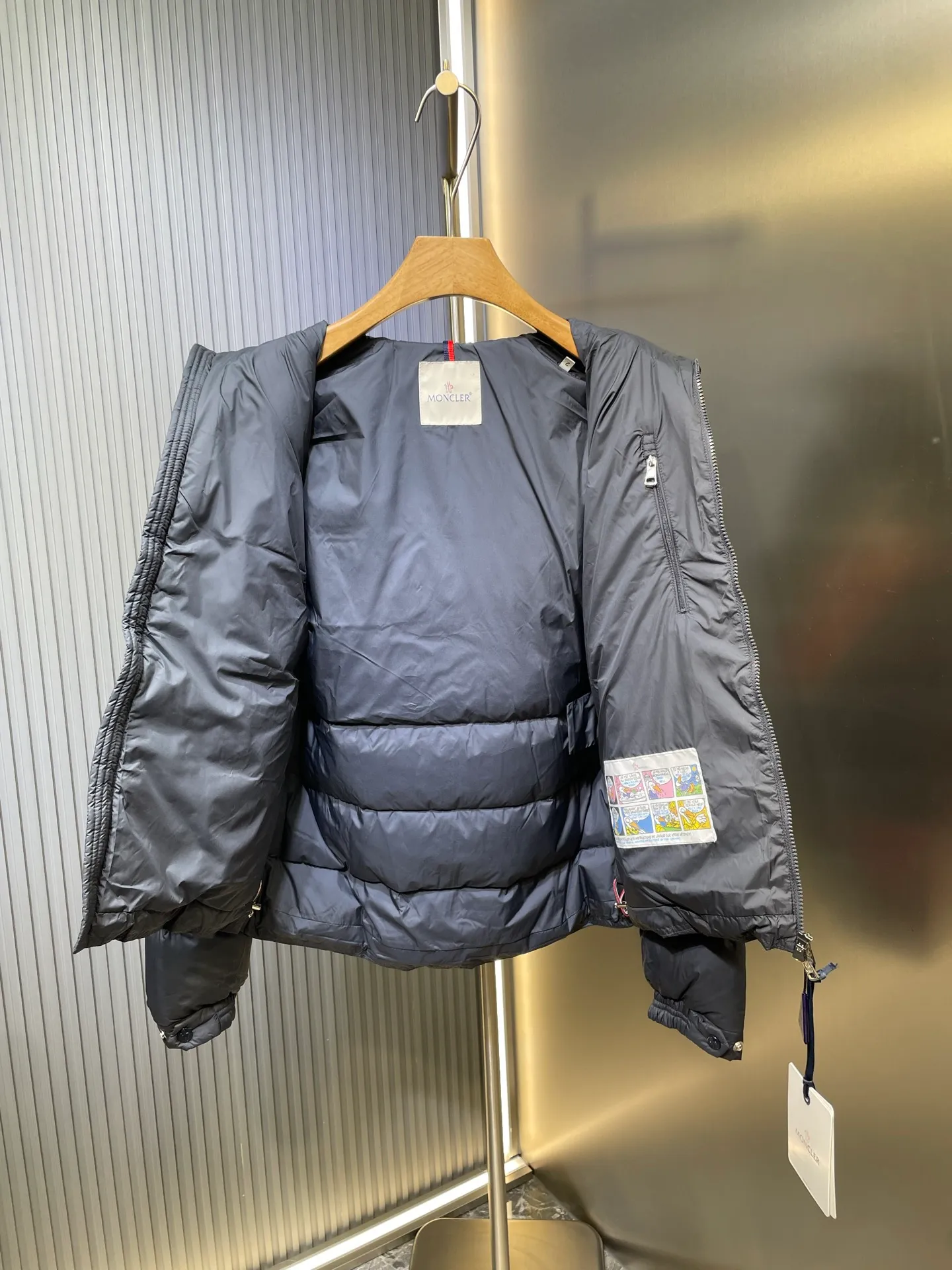 P960 Moncler sleeve three-color webbing down jacket is made of the new national standard 80 white duck down, with a single down filling of 200 grams. The entire garment is treated with waterproof and anti-static functions. The fabric is 70D high-density nylon cloth, and the sleeve webbing is 100% polyester fiber color-blocking custom webbing. The red royal blue color of the entire webbing has been dyed with four-level color fastness, so that the color will not fade after being woven. size: 1234