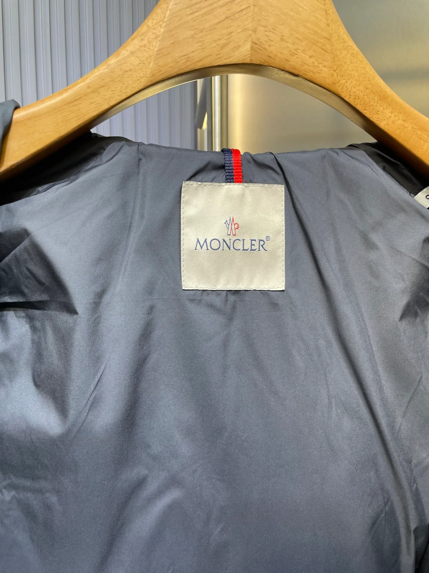P960 Moncler sleeve three-color webbing down jacket is made of the new national standard 80 white duck down, with a single down filling of 200 grams. The entire garment is treated with waterproof and anti-static functions. The fabric is 70D high-density nylon cloth, and the sleeve webbing is 100% polyester fiber color-blocking custom webbing. The red royal blue color of the entire webbing has been dyed with four-level color fastness, so that the color will not fade after being woven. size: 1234