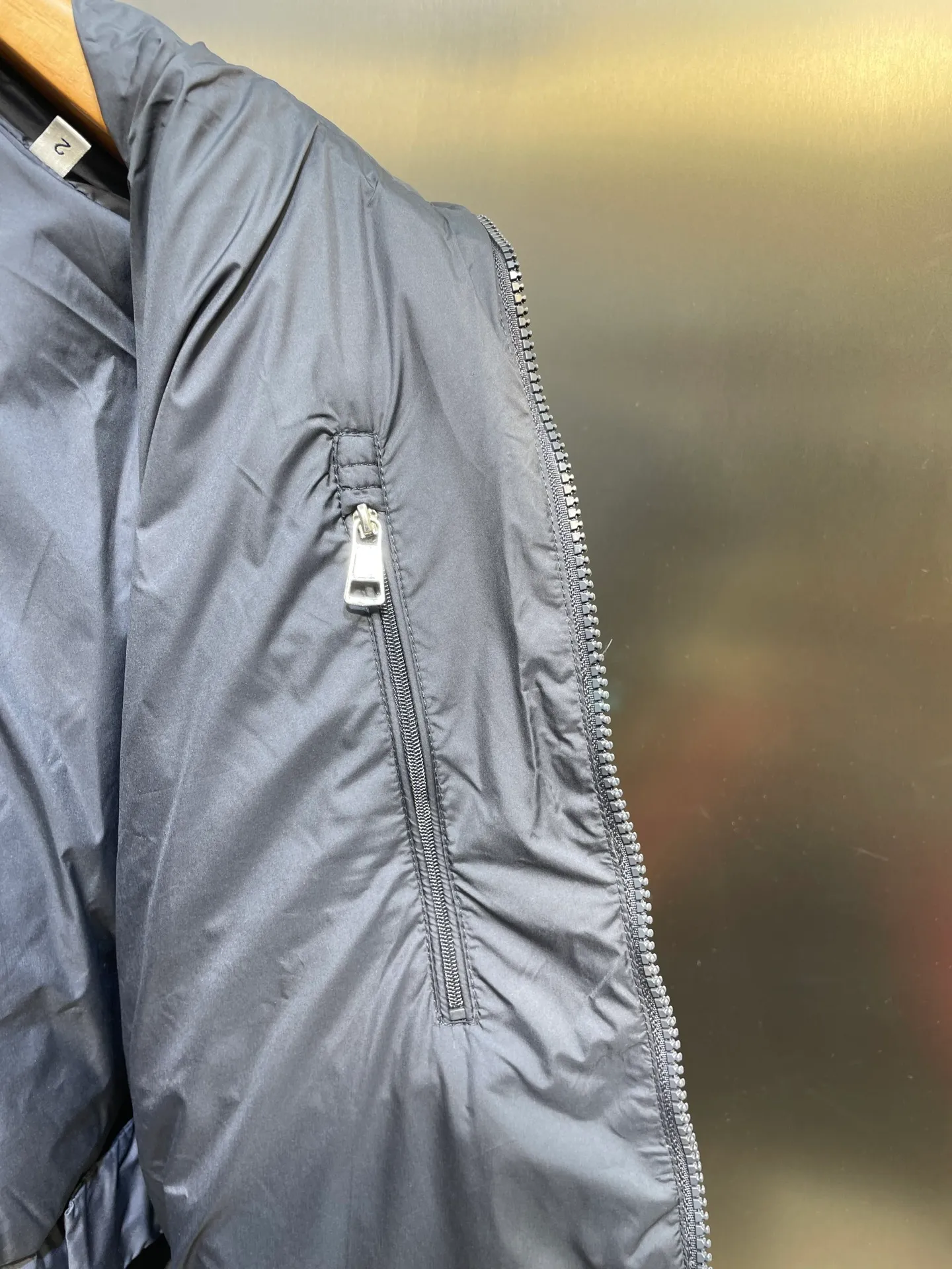 P960 Moncler sleeve three-color webbing down jacket is made of the new national standard 80 white duck down, with a single down filling of 200 grams. The entire garment is treated with waterproof and anti-static functions. The fabric is 70D high-density nylon cloth, and the sleeve webbing is 100% polyester fiber color-blocking custom webbing. The red royal blue color of the entire webbing has been dyed with four-level color fastness, so that the color will not fade after being woven. size: 1234