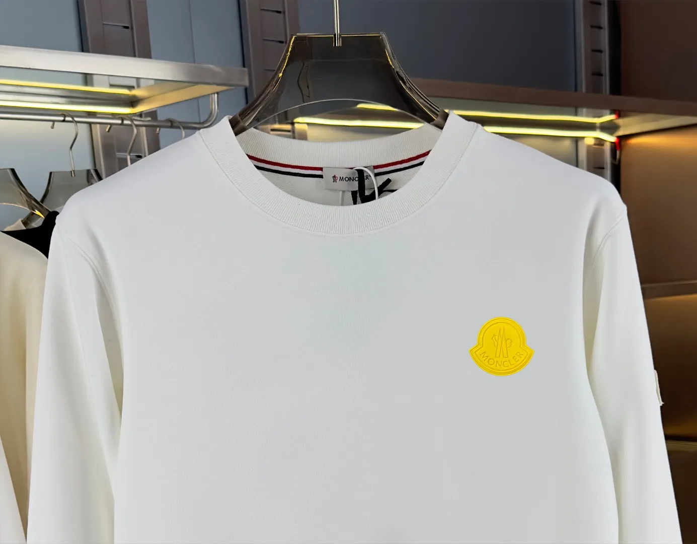 P210 High-version sweatshirt) [Long-term stock] 〖𝐌𝐎𝐍𝐂𝐋𝐄𝐑~Mask〗 Made of 440g heavy-weight fabric. It is different from the market currency. It can be matched with any variety and is properly handsome. 😎The whole dress is made of double waistcoats. The double waistcoats make the whole dress more three-dimensional. Not ordinary factories can do such fine work. 2025 Spring runway version of the T stage, on sale at the counter, round neck terry sweatshirt, high-end double-strand pure cotton, custom-made stretch ribs, dyed in the same vat, complete with three standards, matched with exquisite embroidered LOGO on the chest, simple and advanced, same style for men and women. Color: black, apricot, white, size: S M L XL 2XL