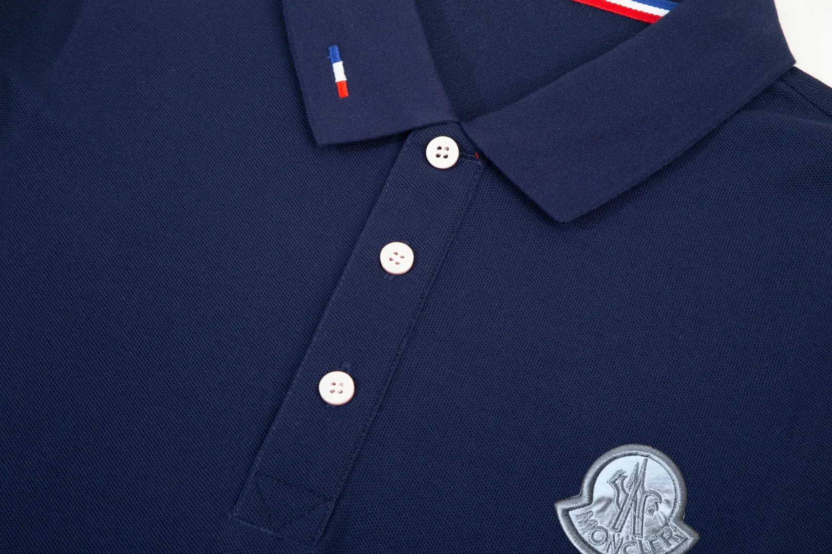 P210 MONCLER/Mask 25SS new logo embroidered lapel long-sleeved Polo shirt.  A simple yet refined T-shirt. The best item to create a modern and elegant look. Excellent channel product! Customer-supplied Piquet porous fiber pique cotton fabric, which can be called a "breathing fabric."  The unparalleled texture is inseparable from the exquisite materials used in craft tailoring. The craft knitted quilted design makes the hand feel extremely smooth and delicate without any roughness. The original logo design is more luxurious and noble. The upper body is comfortable and classy. The hand feels very smooth and soft. It can be easily controlled regardless of business, fashion or leisure. The age span is very large, which conforms to the trendy and practical dressing customs. It is the first choice for senior urban fashion people.  Black/white/Tibetan orchid Size: M~3XL
