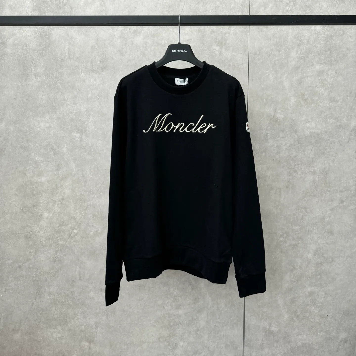 P370 MONCLER Covered Mouth Embroidered Armband Sweatshirt SIZE S/M/L/XL Fabric: Made of 380g brushed sweatshirt terry, the fabric is brushed to make the surface feel softer and smoother. The thread is matched with 1*1 double yarn thread.  Craftsmanship: Embroidery uses 3D multi-dimensional embroidery, embellished with connected brand embroidered letters. The armband is made of sheepskin composite embroidery technology.  Made from soft cotton fleece, this sweatshirt is suitable for all seasons. Round neck design, embellished with logo embroidery, inspired by college baseball uniforms. Made of cotton fleece crew neck Logo embossed and embroidered