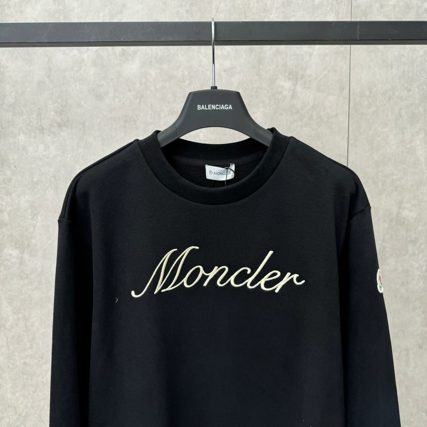 P370 MONCLER Covered Mouth Embroidered Armband Sweatshirt SIZE S/M/L/XL Fabric: Made of 380g brushed sweatshirt terry, the fabric is brushed to make the surface feel softer and smoother. The thread is matched with 1*1 double yarn thread.  Craftsmanship: Embroidery uses 3D multi-dimensional embroidery, embellished with connected brand embroidered letters. The armband is made of sheepskin composite embroidery technology.  Made from soft cotton fleece, this sweatshirt is suitable for all seasons. Round neck design, embellished with logo embroidery, inspired by college baseball uniforms. Made of cotton fleece crew neck Logo embossed and embroidered