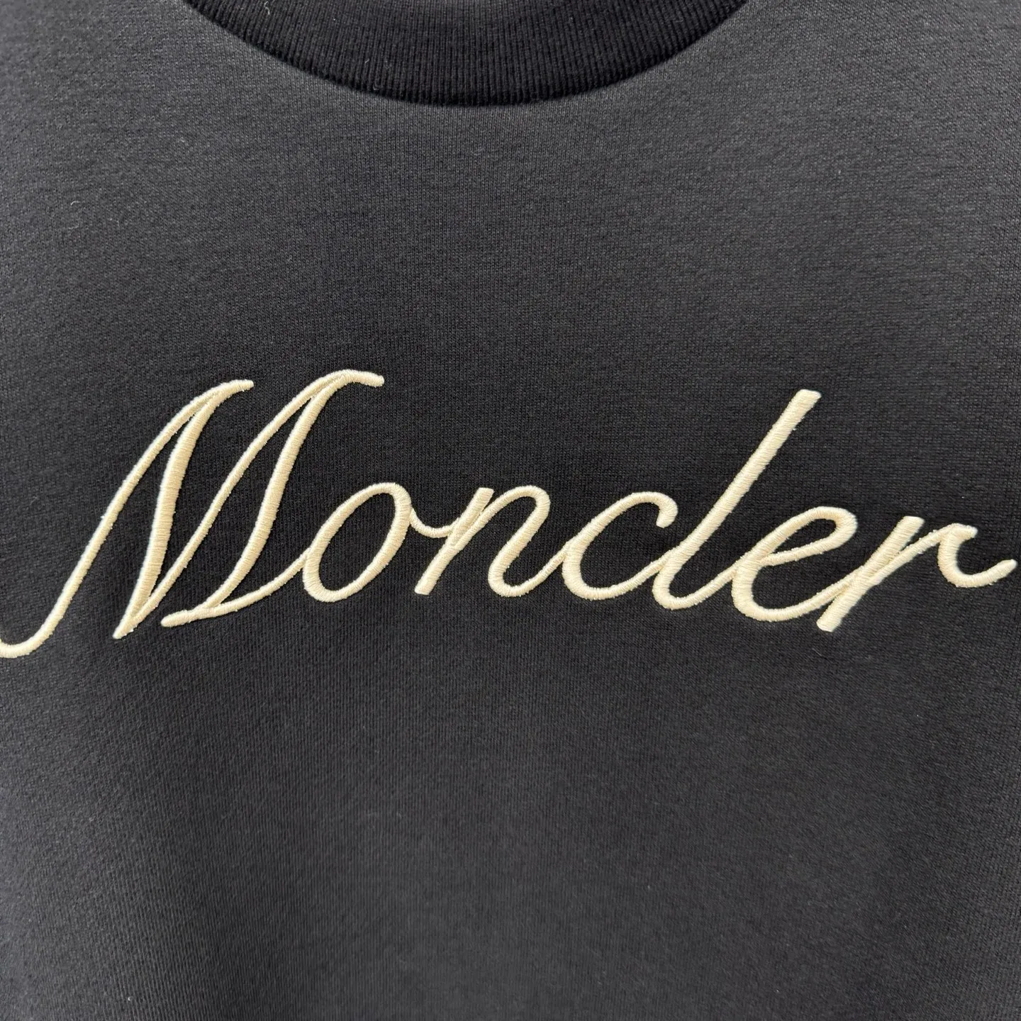 P370 MONCLER Covered Mouth Embroidered Armband Sweatshirt SIZE S/M/L/XL Fabric: Made of 380g brushed sweatshirt terry, the fabric is brushed to make the surface feel softer and smoother. The thread is matched with 1*1 double yarn thread.  Craftsmanship: Embroidery uses 3D multi-dimensional embroidery, embellished with connected brand embroidered letters. The armband is made of sheepskin composite embroidery technology.  Made from soft cotton fleece, this sweatshirt is suitable for all seasons. Round neck design, embellished with logo embroidery, inspired by college baseball uniforms. Made of cotton fleece crew neck Logo embossed and embroidered