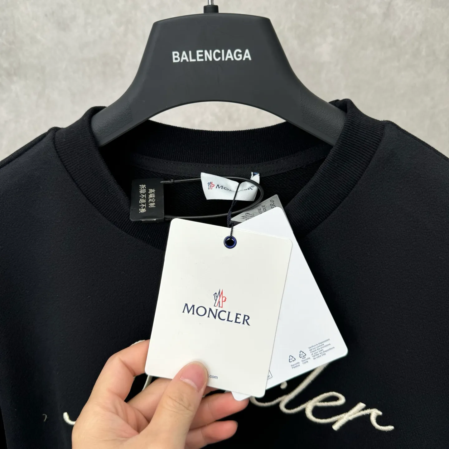 P370 MONCLER Covered Mouth Embroidered Armband Sweatshirt SIZE S/M/L/XL Fabric: Made of 380g brushed sweatshirt terry, the fabric is brushed to make the surface feel softer and smoother. The thread is matched with 1*1 double yarn thread.  Craftsmanship: Embroidery uses 3D multi-dimensional embroidery, embellished with connected brand embroidered letters. The armband is made of sheepskin composite embroidery technology.  Made from soft cotton fleece, this sweatshirt is suitable for all seasons. Round neck design, embellished with logo embroidery, inspired by college baseball uniforms. Made of cotton fleece crew neck Logo embossed and embroidered