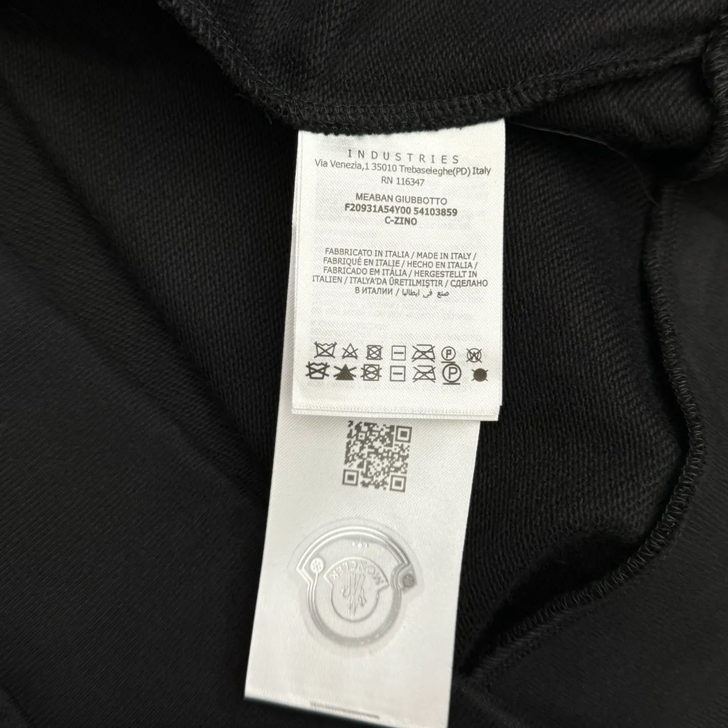 P370 MONCLER Covered Mouth Embroidered Armband Sweatshirt SIZE S/M/L/XL Fabric: Made of 380g brushed sweatshirt terry, the fabric is brushed to make the surface feel softer and smoother. The thread is matched with 1*1 double yarn thread.  Craftsmanship: Embroidery uses 3D multi-dimensional embroidery, embellished with connected brand embroidered letters. The armband is made of sheepskin composite embroidery technology.  Made from soft cotton fleece, this sweatshirt is suitable for all seasons. Round neck design, embellished with logo embroidery, inspired by college baseball uniforms. Made of cotton fleece crew neck Logo embossed and embroidered