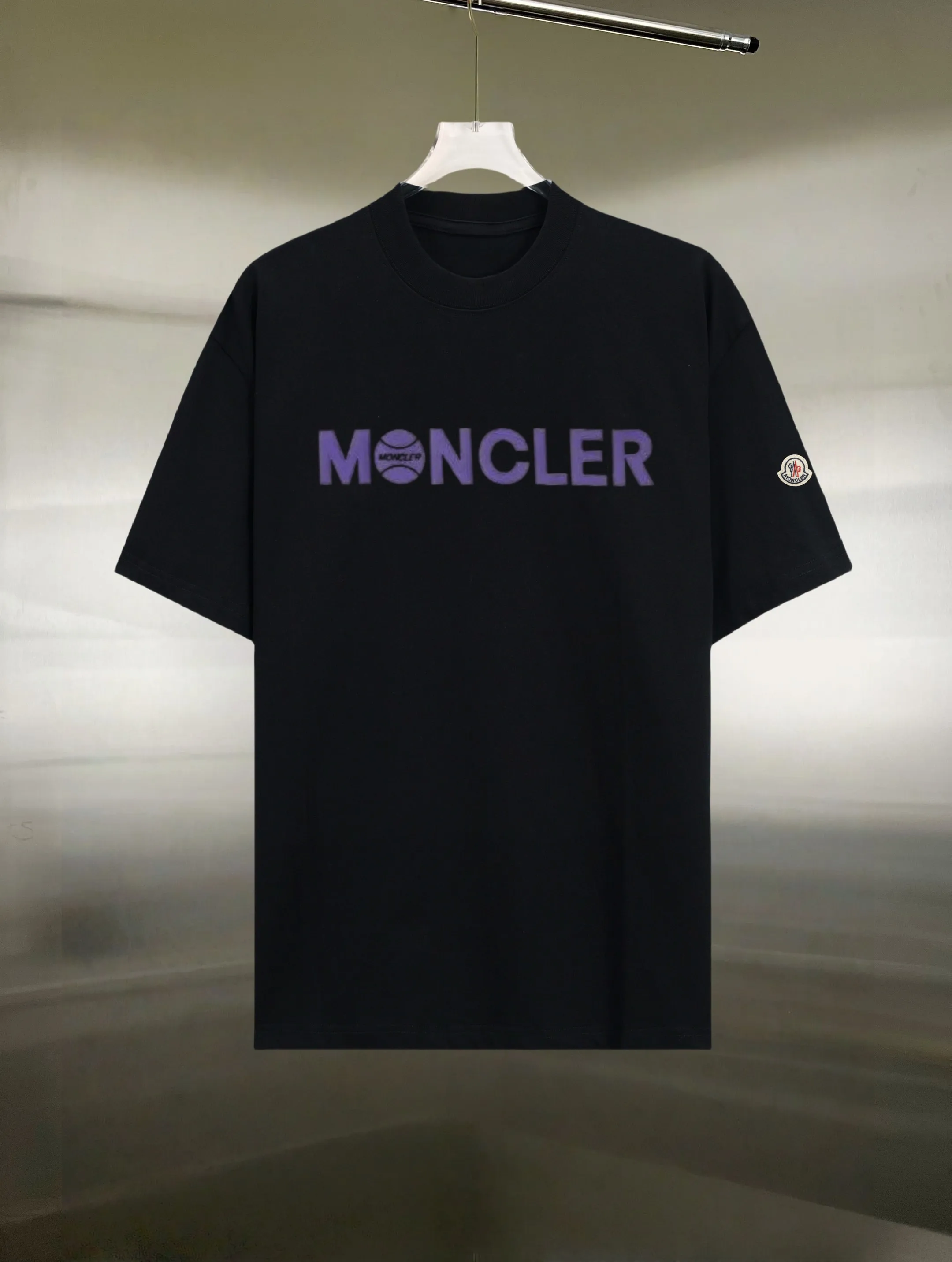 P130 Style: Moncler/muzzled short-sleeved T-shirt Fabric: 300g double yarn 100% cotton Rib: 320g Solona Process: Printing Color: White Black Size: S M L XL XXL No gender distinction, same style for men and women