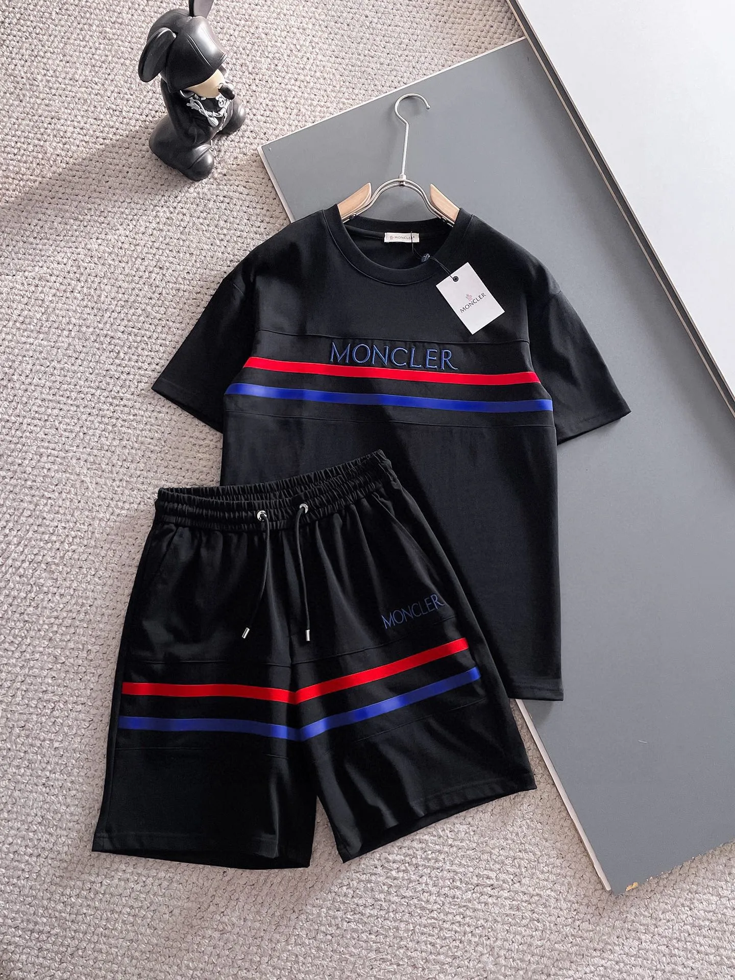 P570 Brand [MONCLER Mouth Covered] 2025 round neck short-sleeved shorts suit. The upper body of pure cotton fabric will not be stuffy. The smooth and comfortable skin-friendly effect is more breathable. The fabric has its own texture. Classic logo technology. A new interpretation from a unique angle. Fashionable and versatile choice! Size: M-3XL (maximum wear: 190 pounds)