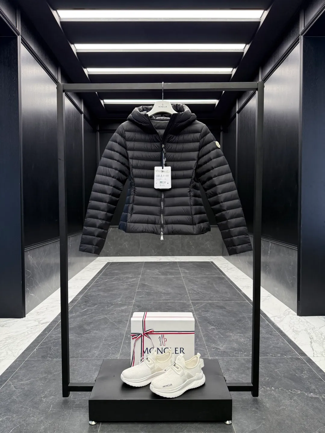 P700 Premium down⬆️Moncler. New Ige hooded short down jacket for women. Ige hooded short down jacket. The Ige down jacket is made of longue saison fabric and is suitable for mild weather. This nylon fabric is warm without being bulky. Designed in a cropped silhouette, it features a classic hooded silhouette and a cinched waist for a smooth, feminine look. It is recommended to choose one size up.  • Made of longuesaison fabric • Longuesaison lining • Filled with down • Hood • Zip closure • Zip pocket Size: 1-4 Ivory/Black