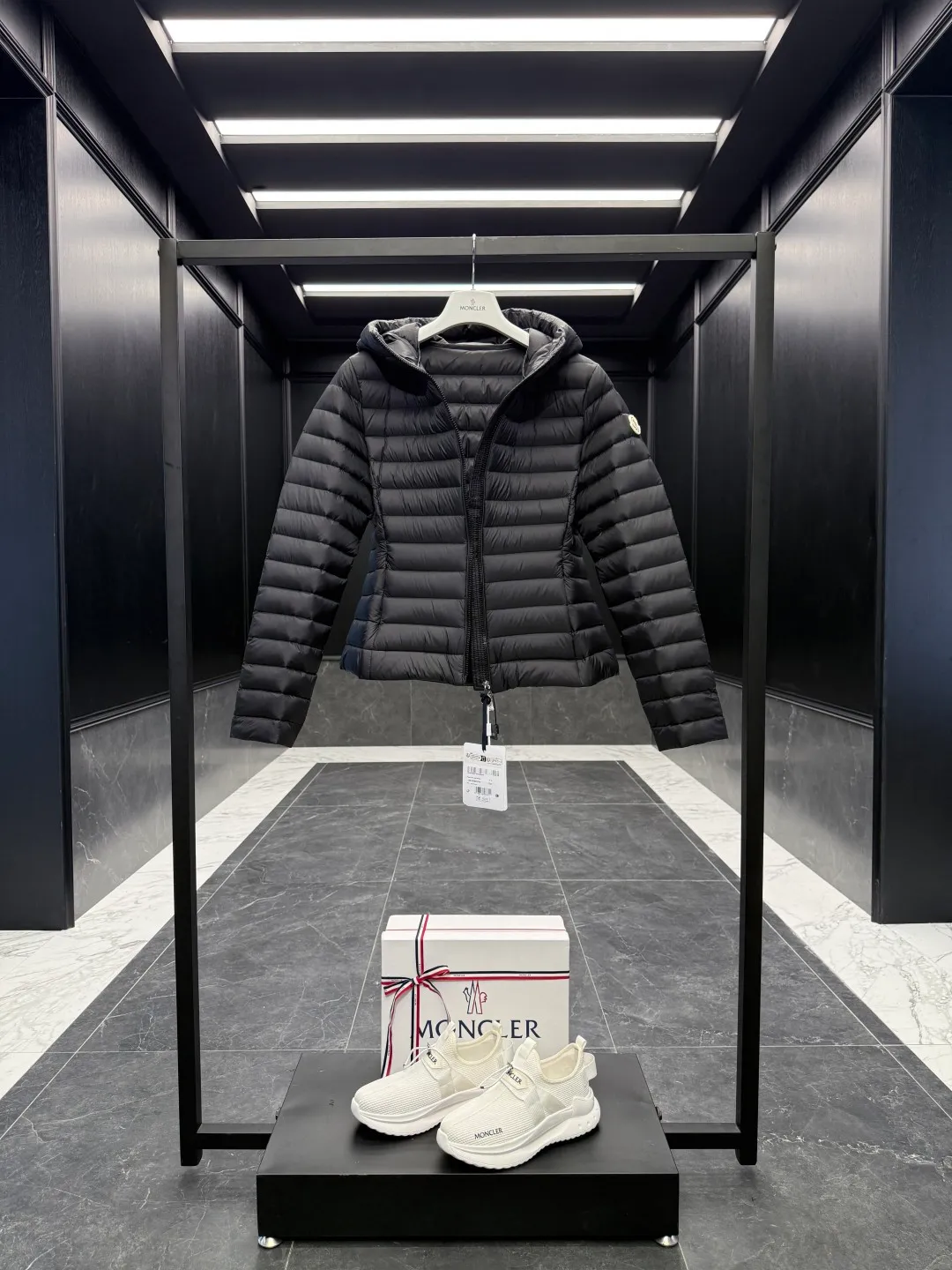 P700 Premium down⬆️Moncler. New Ige hooded short down jacket for women. Ige hooded short down jacket. The Ige down jacket is made of longue saison fabric and is suitable for mild weather. This nylon fabric is warm without being bulky. Designed in a cropped silhouette, it features a classic hooded silhouette and a cinched waist for a smooth, feminine look. It is recommended to choose one size up.  • Made of longuesaison fabric • Longuesaison lining • Filled with down • Hood • Zip closure • Zip pocket Size: 1-4 Ivory/Black