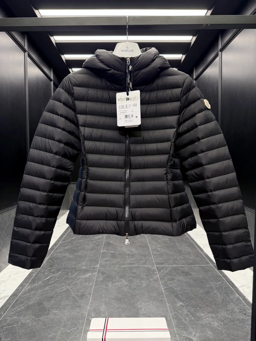 P700 Premium down⬆️Moncler. New Ige hooded short down jacket for women. Ige hooded short down jacket. The Ige down jacket is made of longue saison fabric and is suitable for mild weather. This nylon fabric is warm without being bulky. Designed in a cropped silhouette, it features a classic hooded silhouette and a cinched waist for a smooth, feminine look. It is recommended to choose one size up.  • Made of longuesaison fabric • Longuesaison lining • Filled with down • Hood • Zip closure • Zip pocket Size: 1-4 Ivory/Black