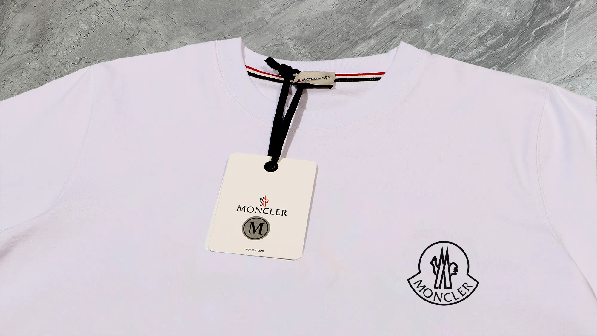 P140 💰Upgraded version "Mobile phone smart sensor ~ NFC chip armband ~ direct access to the official website for anti-counterfeiting" "Moncler ~ Mouth Mouth" 2025 new high-quality round neck short-sleeved T-shirt. The cuffs have imported embroidered labels. Customized dyeing, very comfortable to touch. Super versatile and good-looking short-sleeved. Complete with three labels. Non-market ordinary version. Feel free to compare. Quality is absolutely guaranteed! ‼ First of all, this original fabric is all custom-woven with 32-count double yarn fabric, 250G, and the weight is the same‼ Fine workmanship, double waistcoat method, double waistcoat method, double waistcoat method makes the whole dress more three-dimensional, which is not a craft that ordinary T-shirts can achieve🤪 Size: S-M-L-XL-2XL Color: black, white, apricot, same style for men and women