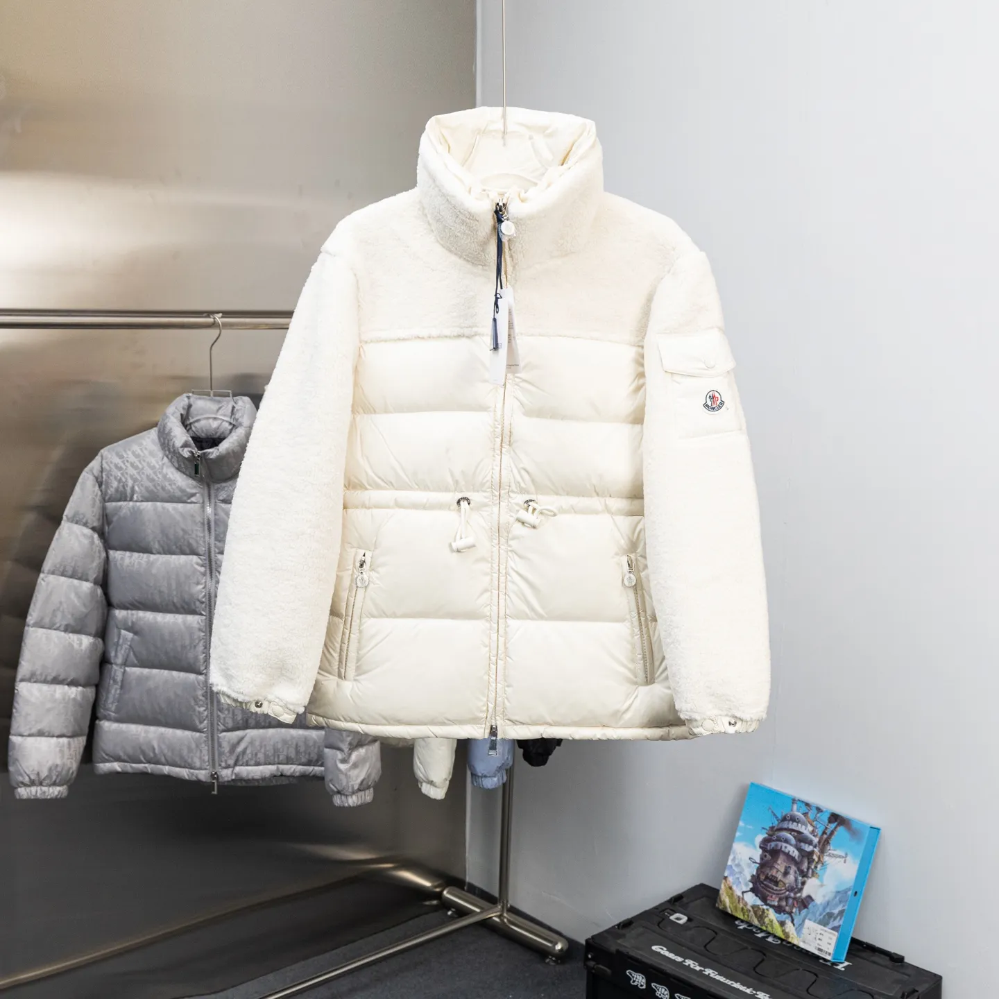 P1000 Moncler new down jacket for autumn and winter, Escaut down jacket, new Escaut women's short down jacket for autumn and winter. This gorgeous Escaut women's short down jacket is inspired by the alpine clothing of the 1970s and is designed with plush wool. Made of exclusively selected custom-made lambskin, it feels fine and has a very good texture👌🏻You can check it out to distinguish the ordinary leather or fake leather sold in the market, which is smelly👀This down jacket changes the stereotype of the previous fur one-piece style being relatively bloated. It combines curly fur with moderate down filling, an adjustable waist version, and a mid-length length that perfectly covers the hip line, bringing practicality and fashion to the extreme. The fur is excellent in keeping out the cold and keeping warm👌🏻With the softness, delicateness and skin-friendly properties of wool, it also has the warmth of a down jacket! The overall shape is unique and has an adjustable waist design. The concave shape is a must-have in autumn and winter, and you can also have a slim waist! Warm and elegant! The fleece inside is particularly thick and feels very soft and waxy~ It is soft when worn next to the skin, very skin-friendly, and can be waisted. It is suitable for women with more body shapes and does not have the bloated feeling of cotton clothes. ⛷️Suitable for skiing and outdoor leisure~ The neckline can be changed into a lapel, and the stand-up collar is more windproof in winter! ! Big production! Exclusive original customization, very special! Full of temperament ~ suitable for daily exercise! Filled with velvet, super plump and full of integrity ~ definitely not a shrinking version in the market! Invincible warmth! What you see is what you get! Original custom dust-proof bag ➕ Customized hanger packaging, Moncler's reinterpretation of a classic item that can be worn as an urban jacket in the changing seasons, or worn under a jacket in cold seasons. Rectangular seams on each side, white goose down 🦢 filling, classic wool sticky wool logo ~ top quality original order! Original custom dust-proof bag and ten custom hangers packaging, exclusive new style, the upper body is very beautiful, filled with velvet and full selection of large white goose down! Even the stuffing of my hat is very full! No odor, no smell of duck poop, no velvet! High-end quality, all details are aligned, stand-up collar design, adjustable cuffs, warm without being bulky, hardware and accessories are one to one! Exclusive style! No top-notch, no charge! There is absolutely no stinky duck shit smell like market junk! Down is the most popular item in my home every year for a simple reason: the quality is top-notch! The old agent keeps repurchasing it every year~ I won’t say that you get what you pay for in various versions on the market. There is already a big difference between the wool used by junk goods and the large white goose down we use at home! If you want top quality, check it out! Size: 0-3