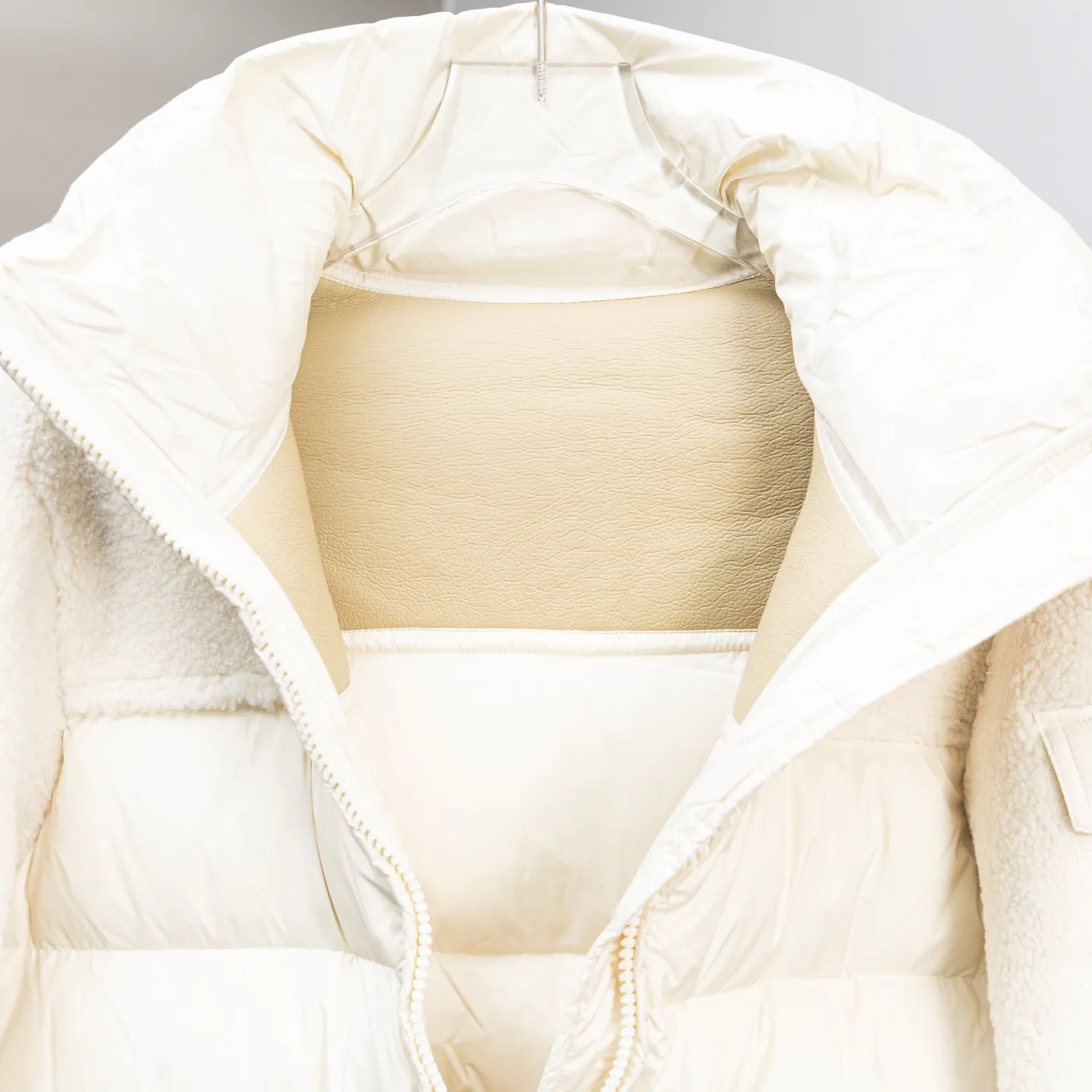 P1000 Moncler new down jacket for autumn and winter, Escaut down jacket, new Escaut women's short down jacket for autumn and winter. This gorgeous Escaut women's short down jacket is inspired by the alpine clothing of the 1970s and is designed with plush wool. Made of exclusively selected custom-made lambskin, it feels fine and has a very good texture👌🏻You can check it out to distinguish the ordinary leather or fake leather sold in the market, which is smelly👀This down jacket changes the stereotype of the previous fur one-piece style being relatively bloated. It combines curly fur with moderate down filling, an adjustable waist version, and a mid-length length that perfectly covers the hip line, bringing practicality and fashion to the extreme. The fur is excellent in keeping out the cold and keeping warm👌🏻With the softness, delicateness and skin-friendly properties of wool, it also has the warmth of a down jacket! The overall shape is unique and has an adjustable waist design. The concave shape is a must-have in autumn and winter, and you can also have a slim waist! Warm and elegant! The fleece inside is particularly thick and feels very soft and waxy~ It is soft when worn next to the skin, very skin-friendly, and can be waisted. It is suitable for women with more body shapes and does not have the bloated feeling of cotton clothes. ⛷️Suitable for skiing and outdoor leisure~ The neckline can be changed into a lapel, and the stand-up collar is more windproof in winter! ! Big production! Exclusive original customization, very special! Full of temperament ~ suitable for daily exercise! Filled with velvet, super plump and full of integrity ~ definitely not a shrinking version in the market! Invincible warmth! What you see is what you get! Original custom dust-proof bag ➕ Customized hanger packaging, Moncler's reinterpretation of a classic item that can be worn as an urban jacket in the changing seasons, or worn under a jacket in cold seasons. Rectangular seams on each side, white goose down 🦢 filling, classic wool sticky wool logo ~ top quality original order! Original custom dust-proof bag and ten custom hangers packaging, exclusive new style, the upper body is very beautiful, filled with velvet and full selection of large white goose down! Even the stuffing of my hat is very full! No odor, no smell of duck poop, no velvet! High-end quality, all details are aligned, stand-up collar design, adjustable cuffs, warm without being bulky, hardware and accessories are one to one! Exclusive style! No top-notch, no charge! There is absolutely no stinky duck shit smell like market junk! Down is the most popular item in my home every year for a simple reason: the quality is top-notch! The old agent keeps repurchasing it every year~ I won’t say that you get what you pay for in various versions on the market. There is already a big difference between the wool used by junk goods and the large white goose down we use at home! If you want top quality, check it out! Size: 0-3
