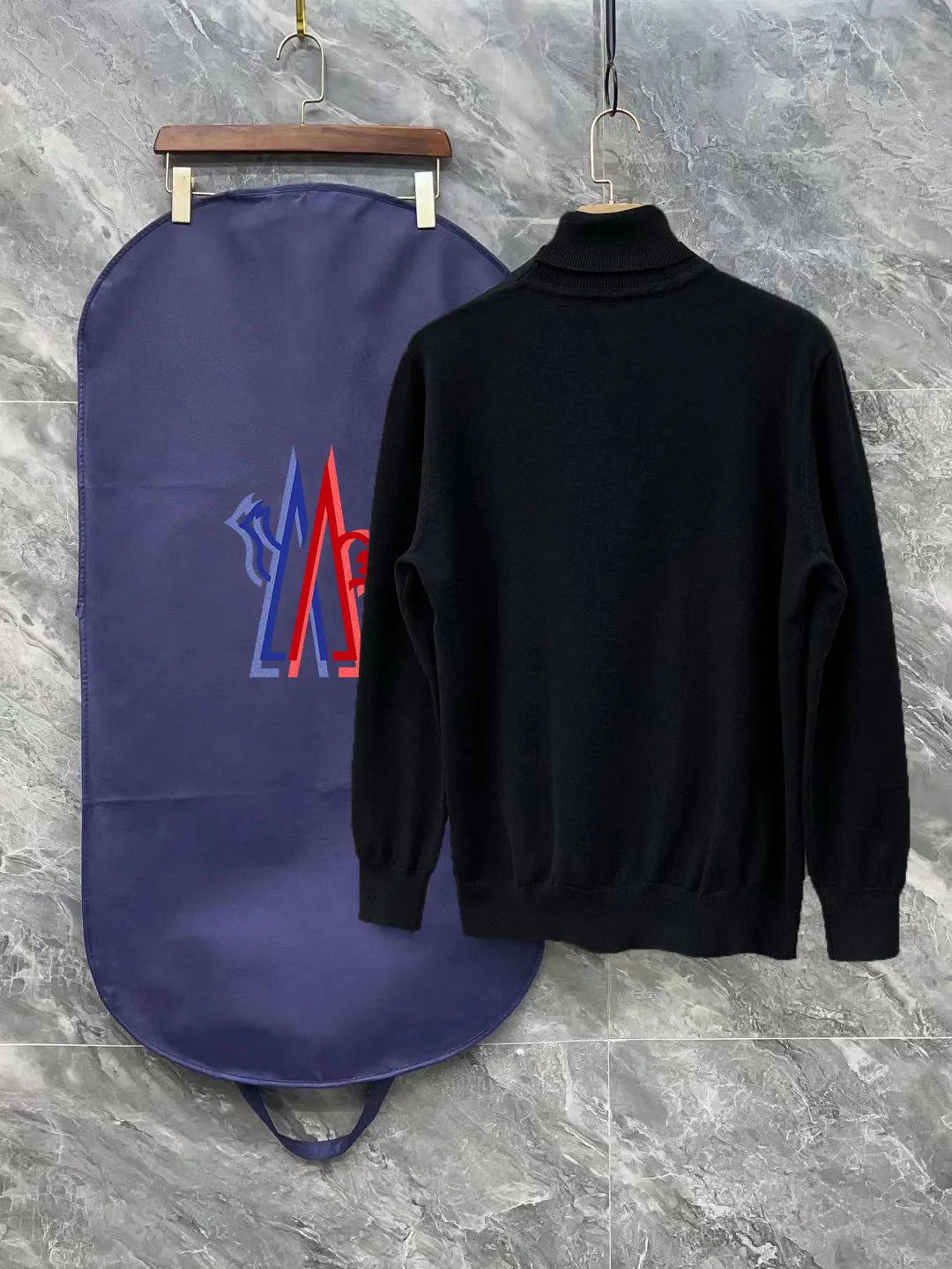 P220 Moncler, complete with 3 marks for the mouth, logo embroidered turtleneck sweater, fine wool blended sweater, high-end custom-made series for men and women, belongs to the brand's high-end main line, patented top-grade yarn blending, uses innovation to interpret conventional styles, and the fabric configuration is subversive. The details are remarkable. The most anticipated sweater in the winter of 23, full of high-end sense. Outflowed from the brand's designated Zhejiang processing factory, very cost-effective, and the quality of Meri wool yarn is excellent. It feels super soft, delicate, soft, non-pilling and does not deform. It is available at all major counters at the same time. It is a must-have product every year. The product seems simple, the process is extremely complicated, and the upper body is not picky. The upper body is extremely skin-friendly and comfortable. It can be worn close to the body with an outer jacket or as an outer layer. Color: Black White Size: M L XL 2XL 3XL