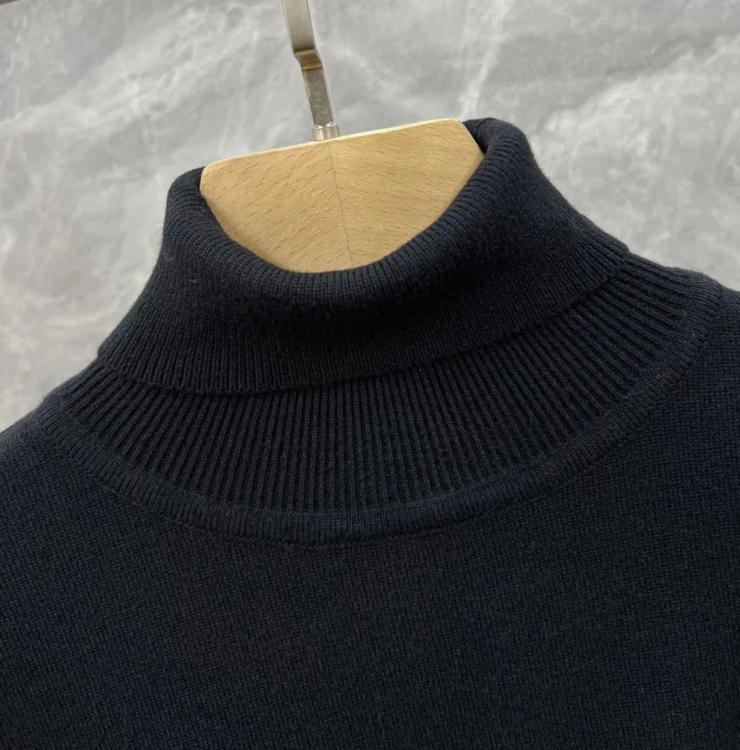 P220 Moncler, complete with 3 marks for the mouth, logo embroidered turtleneck sweater, fine wool blended sweater, high-end custom-made series for men and women, belongs to the brand's high-end main line, patented top-grade yarn blending, uses innovation to interpret conventional styles, and the fabric configuration is subversive. The details are remarkable. The most anticipated sweater in the winter of 23, full of high-end sense. Outflowed from the brand's designated Zhejiang processing factory, very cost-effective, and the quality of Meri wool yarn is excellent. It feels super soft, delicate, soft, non-pilling and does not deform. It is available at all major counters at the same time. It is a must-have product every year. The product seems simple, the process is extremely complicated, and the upper body is not picky. The upper body is extremely skin-friendly and comfortable. It can be worn close to the body with an outer jacket or as an outer layer. Color: Black White Size: M L XL 2XL 3XL