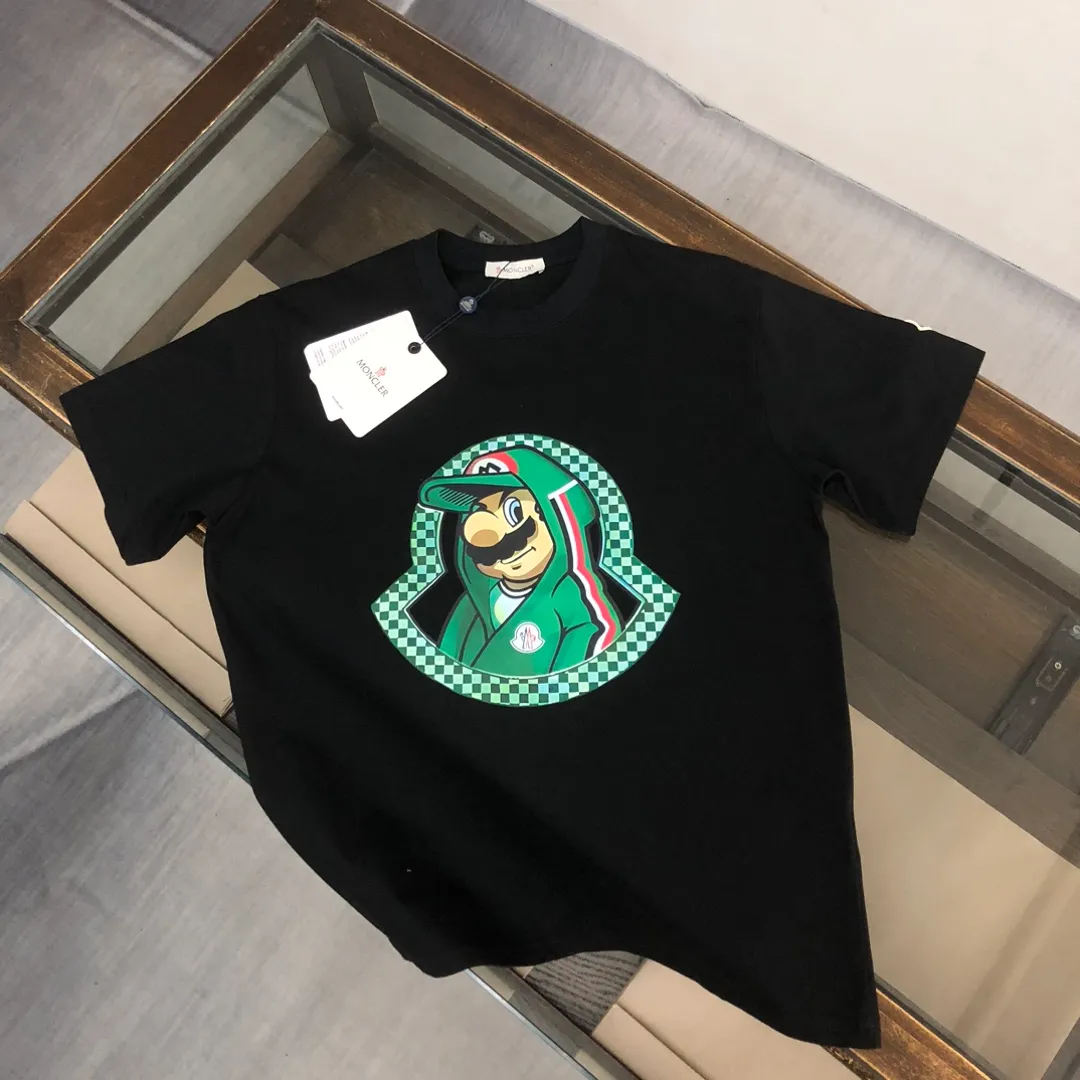P160 🔥MONCLER The latest short-sleeved T-shirt for couples ~ brand new element pattern printing design ~ the fabric upper body is comfortable and breathable, not stiff, slim cut, made of high-end custom-made pure cotton fabric! The upper body is comfortable and stylish, and it can be worn alone as an inner layer. It is a must-have for fashionistas! ! ! Color: Black White Size: S~XL (please state your height and weight when placing an order)
