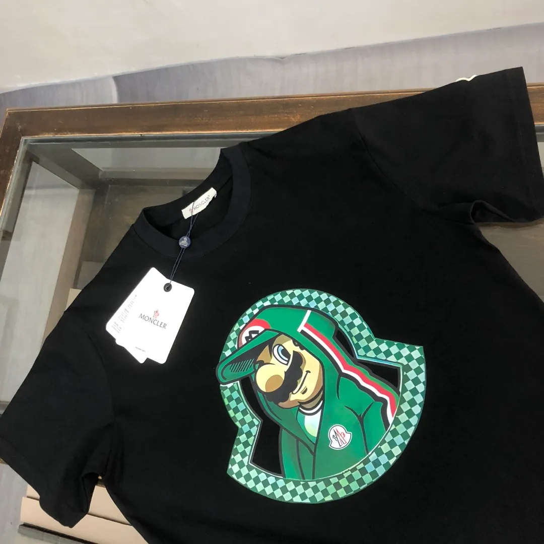P160 🔥MONCLER The latest short-sleeved T-shirt for couples ~ brand new element pattern printing design ~ the fabric upper body is comfortable and breathable, not stiff, slim cut, made of high-end custom-made pure cotton fabric! The upper body is comfortable and stylish, and it can be worn alone as an inner layer. It is a must-have for fashionistas! ! ! Color: Black White Size: S~XL (please state your height and weight when placing an order)
