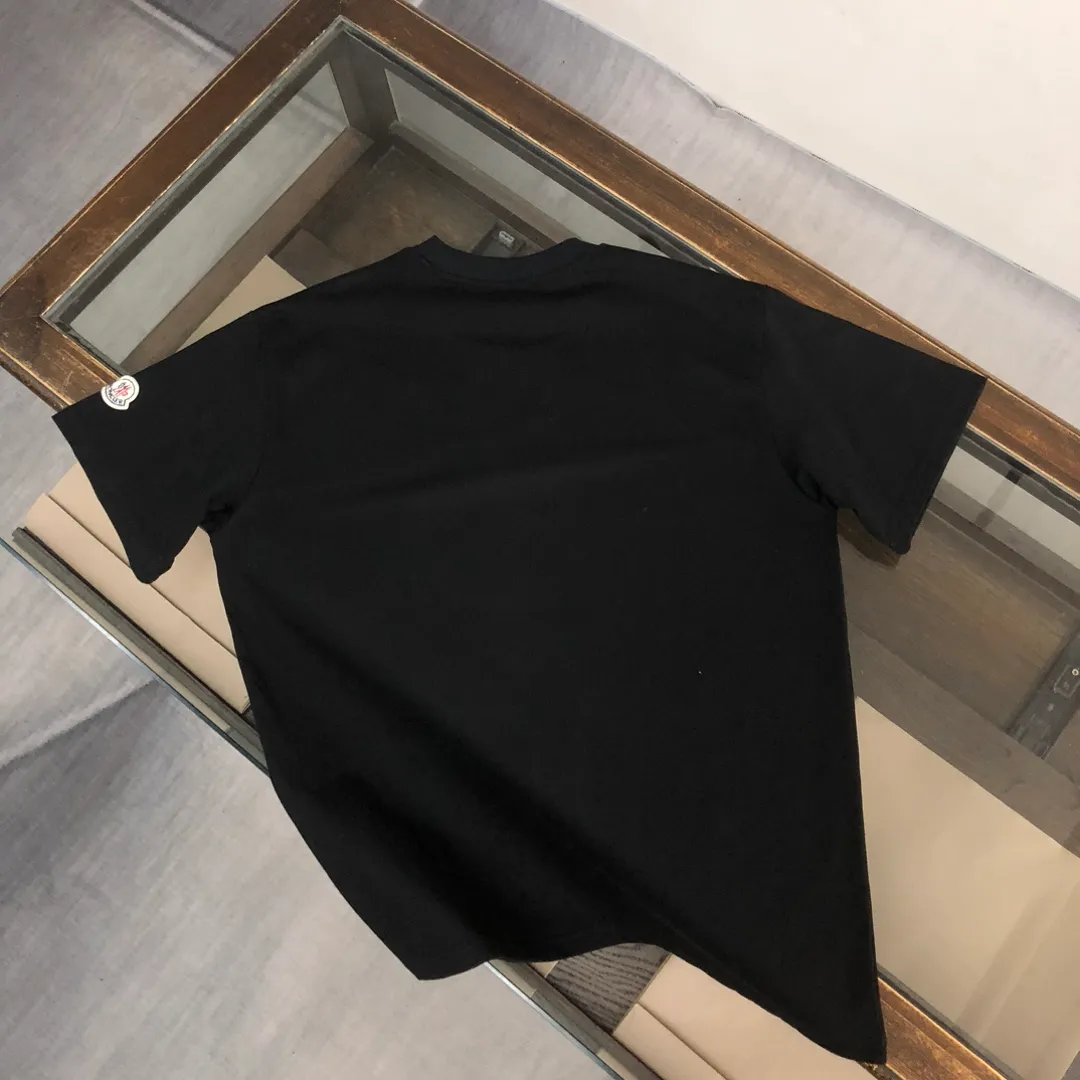 P160 🔥MONCLER The latest short-sleeved T-shirt for couples ~ brand new element pattern printing design ~ the fabric upper body is comfortable and breathable, not stiff, slim cut, made of high-end custom-made pure cotton fabric! The upper body is comfortable and stylish, and it can be worn alone as an inner layer. It is a must-have for fashionistas! ! ! Color: Black White Size: S~XL (please state your height and weight when placing an order)