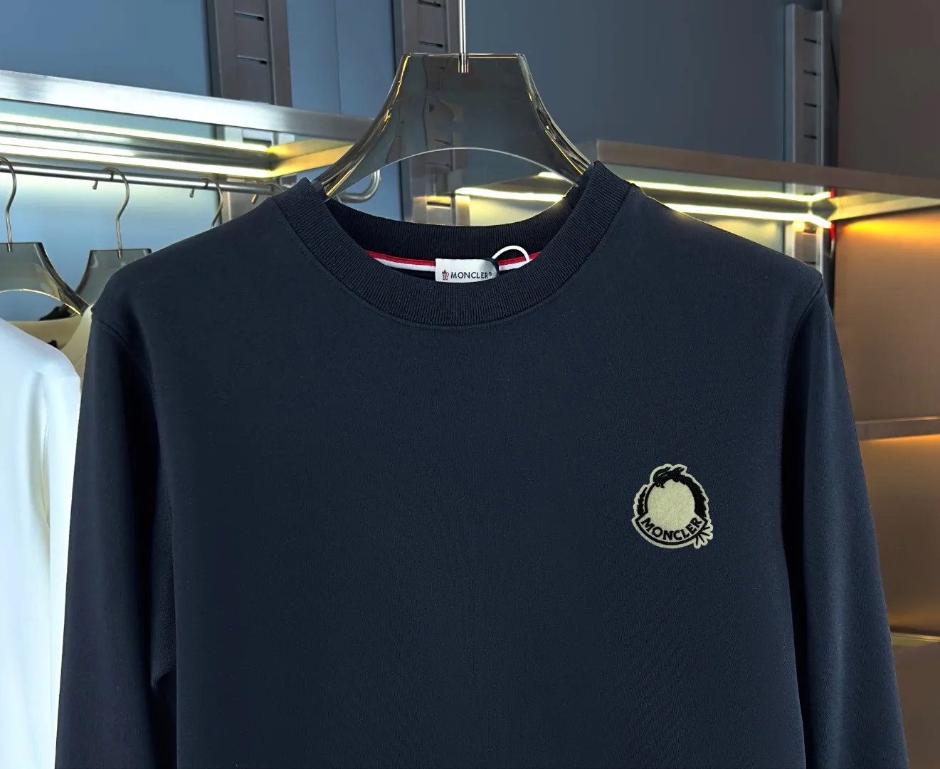 P210 High-version sweatshirt) [Long-term stock] 〖𝐌𝐎𝐍𝐂𝐋𝐄𝐑~Mask〗 Made of 440g heavy-weight fabric. It is different from the market currency. It can be matched with any variety and is properly handsome. 😎The whole dress is made of double waistcoats. The double waistcoats make the whole dress more three-dimensional. Not ordinary factories can do such fine work. 2025 Spring runway version of the T stage, on sale at the counter, round neck terry sweatshirt, high-end double-strand pure cotton, custom-made stretch ribs, dyed in the same vat, complete with three standards, matched with exquisite embroidered LOGO on the chest, simple and advanced, same style for men and women. Color: black, apricot, white, size: S M L XL 2XL