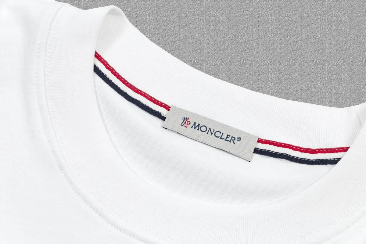 P140 [MONCLER] 2025FW short-sleeved T-shirt, badge LOGO, high-end 26s double yarn 300g fabric, heavy fabric, custom stretch rib, same vat and dye, complete three standards, same style for men and women, color: black, white, size: S M L XL 2XL