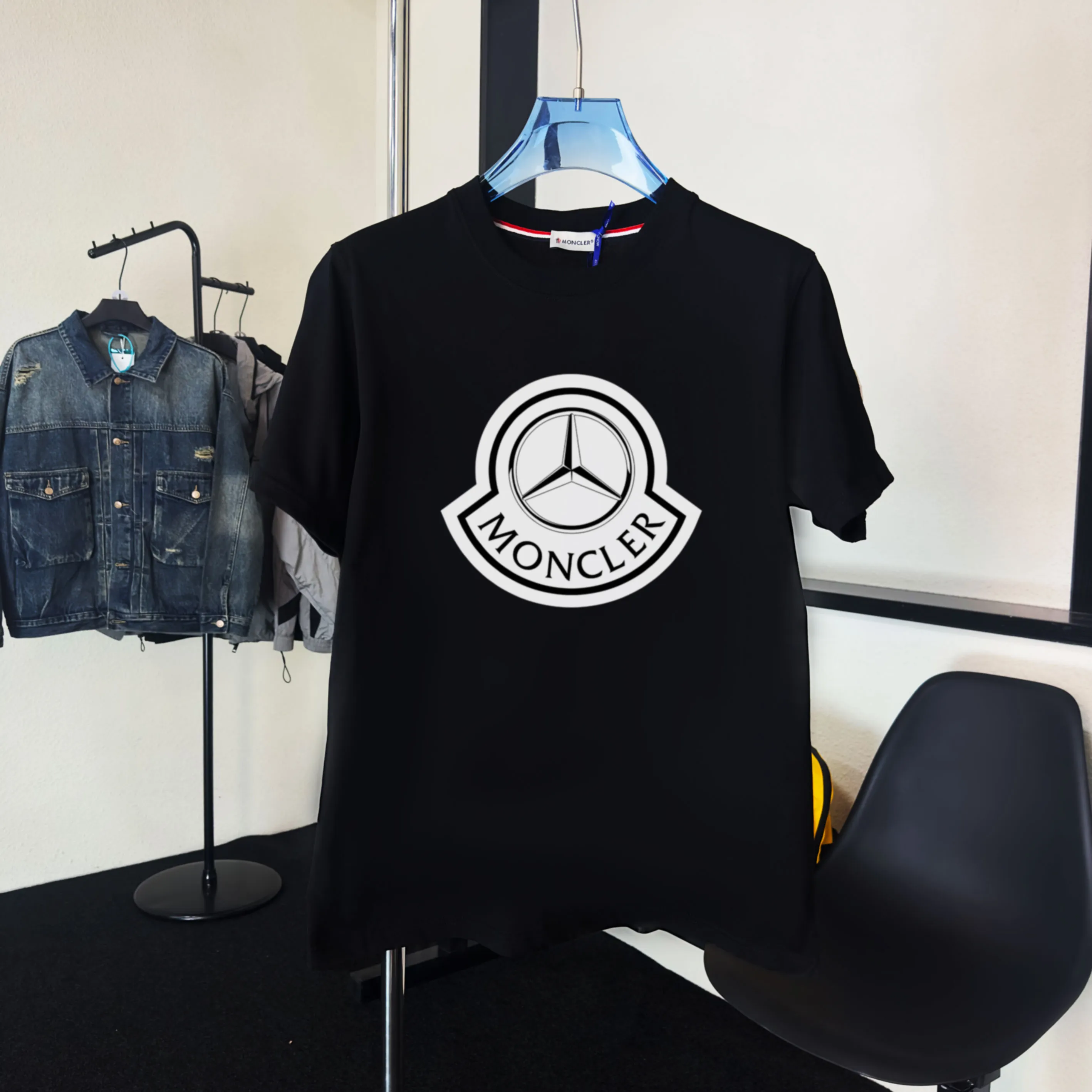 P140 💰Upgraded version "Mobile phone smart sensor ~ NFC chip armband ~ direct access to the official website for anti-counterfeiting" "Moncler ~ Mouth Mouth" 2025 new high-quality round neck short-sleeved T-shirt. The cuffs have imported embroidered labels. Customized dyeing, very comfortable to touch. Super versatile and good-looking short-sleeved. Complete with three labels. Non-market ordinary version. Feel free to compare. Quality is absolutely guaranteed! ‼ First of all, this original fabric is all custom-woven with 32-count double yarn fabric, 250G, and the weight is the same‼ Fine workmanship, double waistcoat method, double waistcoat method, double waistcoat method makes the whole dress more three-dimensional, which is not a craft that ordinary T-shirts can achieve🤪 Size: S-M-L-XL-2XL Color: black, white, apricot, same style for men and women