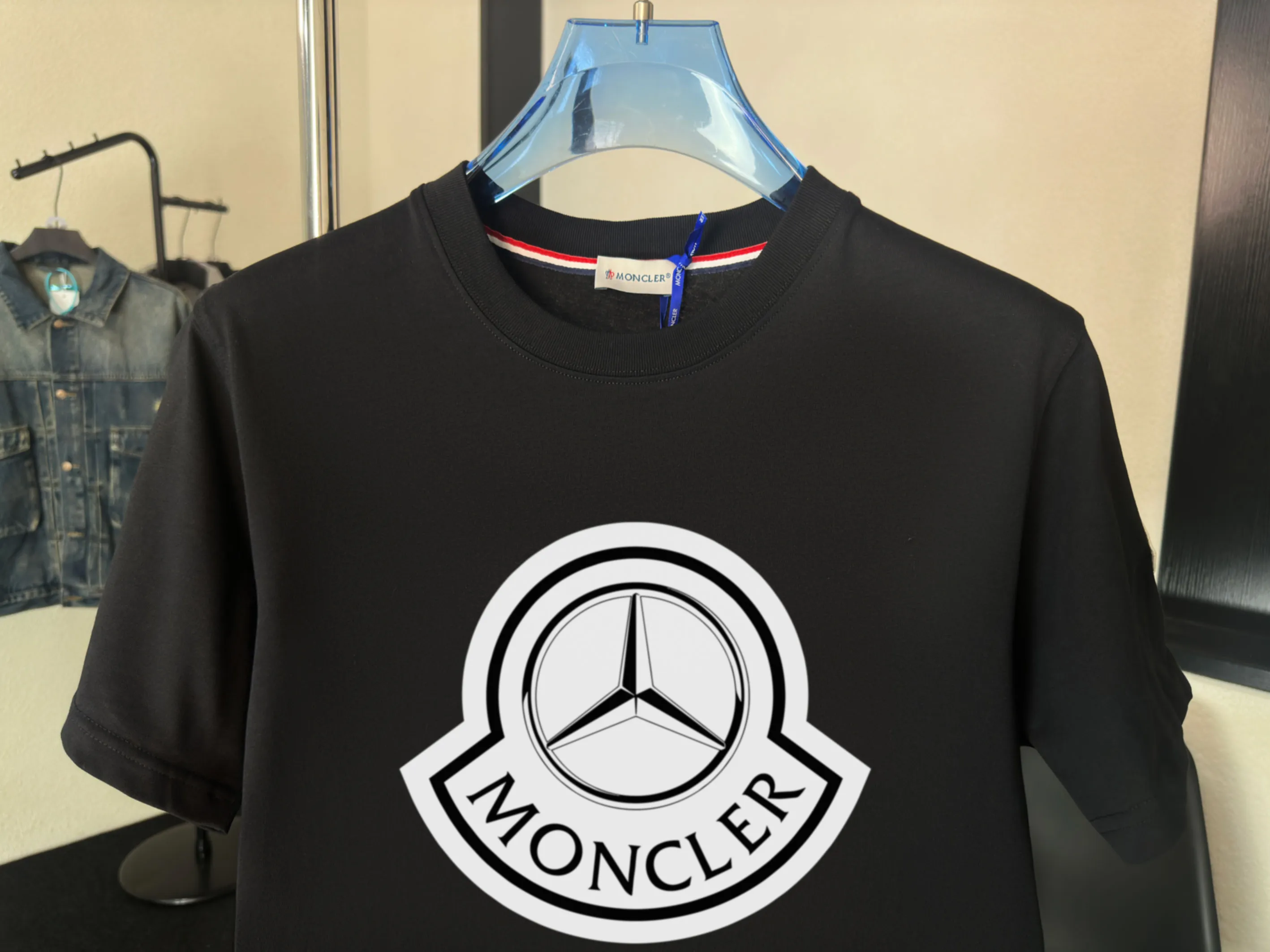 P140 💰Upgraded version "Mobile phone smart sensor ~ NFC chip armband ~ direct access to the official website for anti-counterfeiting" "Moncler ~ Mouth Mouth" 2025 new high-quality round neck short-sleeved T-shirt. The cuffs have imported embroidered labels. Customized dyeing, very comfortable to touch. Super versatile and good-looking short-sleeved. Complete with three labels. Non-market ordinary version. Feel free to compare. Quality is absolutely guaranteed! ‼ First of all, this original fabric is all custom-woven with 32-count double yarn fabric, 250G, and the weight is the same‼ Fine workmanship, double waistcoat method, double waistcoat method, double waistcoat method makes the whole dress more three-dimensional, which is not a craft that ordinary T-shirts can achieve🤪 Size: S-M-L-XL-2XL Color: black, white, apricot, same style for men and women