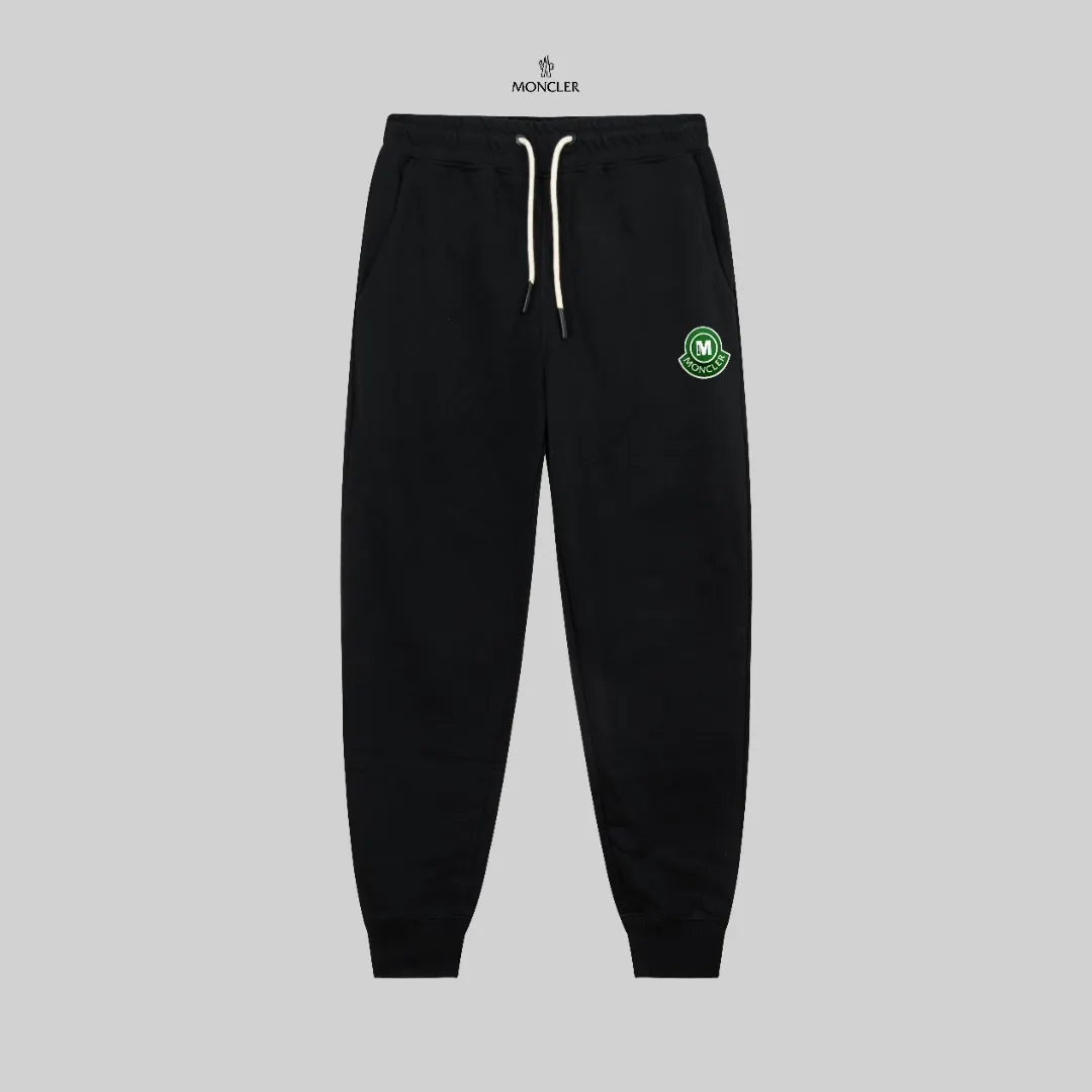 P270 top version, different currency) ✨Moncler SS show model Slim-fitting line logo simple Logo sweatpants 380g weight Compatible with all body types Black and white drawstring design on the waist elastic band Customized drawstring pockets with diagonal pocket design on both sides There is also a small pocket on the back Color: black gray Size S-XL