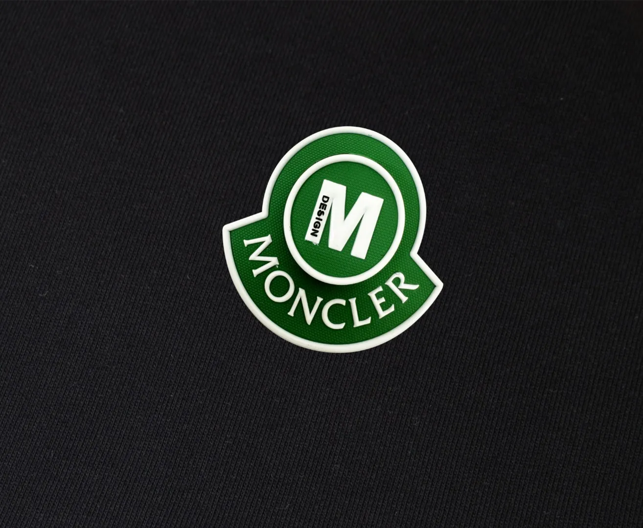 P270 top version, different currency) ✨Moncler SS show model Slim-fitting line logo simple Logo sweatpants 380g weight Compatible with all body types Black and white drawstring design on the waist elastic band Customized drawstring pockets with diagonal pocket design on both sides There is also a small pocket on the back Color: black gray Size S-XL