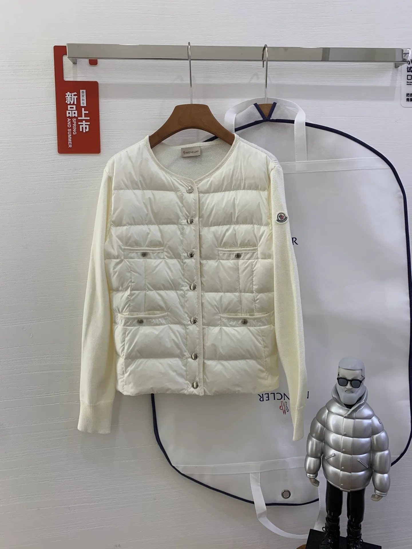 P680 French purchasing agent MONCLER 25-year-old 4-pocket thin spliced ​​knitted down jacket for women. This cardigan is equipped with a down-filled front and is suitable for wearing in all seasons throughout the year. Midweight knit style in merino wool. •Made from fine merino wool •longue saison lining •Longue saison front filled with down •Fully molded jersey •7 needles •Snap button closure •Pockets •Knit trim