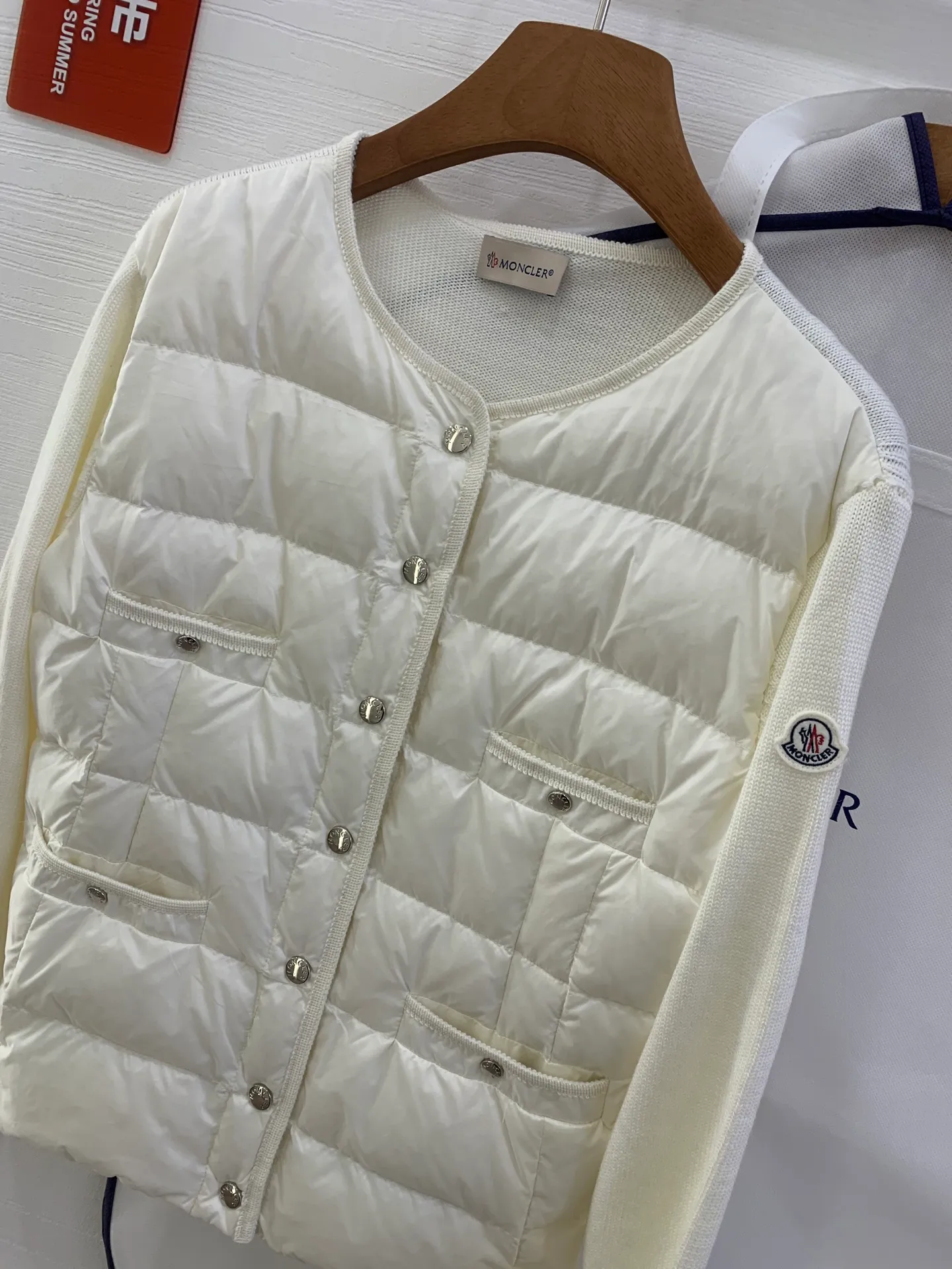 P680 French purchasing agent MONCLER 25-year-old 4-pocket thin spliced ​​knitted down jacket for women. This cardigan is equipped with a down-filled front and is suitable for wearing in all seasons throughout the year. Midweight knit style in merino wool. •Made from fine merino wool •longue saison lining •Longue saison front filled with down •Fully molded jersey •7 needles •Snap button closure •Pockets •Knit trim