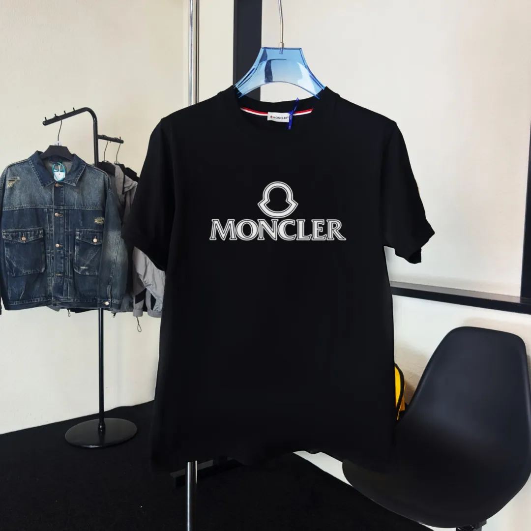 P140 Upgraded version "Mobile phone smart sensor ~ NFC chip armband ~ Direct access to the official website for anti-counterfeiting" "Moncler ~ Mouth Mouth" 2025 new high-quality round neck short-sleeved T-shirt. The cuffs have imported embroidered labels. Customized dyeing, very comfortable to touch. Super versatile and good-looking short-sleeved. Complete with three labels. Non-market ordinary version. Feel free to compare. Quality is absolutely guaranteed! ‼ First of all, this original fabric is all custom-woven with 32-count double yarn fabric, 250G, and the weight is the same‼ Fine workmanship, double waistcoat method, double waistcoat method, double waistcoat method makes the whole dress more three-dimensional, which is not a craft that ordinary T-shirts can achieve🤪 Size: S-M-L-XL-2XL Color: black, white, apricot, same style for men and women