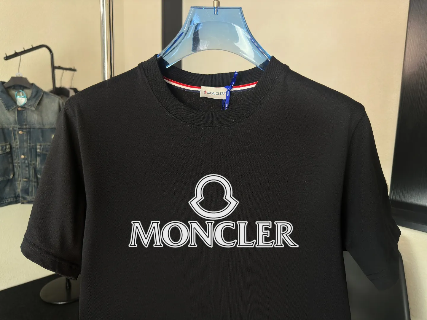 P140 Upgraded version "Mobile phone smart sensor ~ NFC chip armband ~ Direct access to the official website for anti-counterfeiting" "Moncler ~ Mouth Mouth" 2025 new high-quality round neck short-sleeved T-shirt. The cuffs have imported embroidered labels. Customized dyeing, very comfortable to touch. Super versatile and good-looking short-sleeved. Complete with three labels. Non-market ordinary version. Feel free to compare. Quality is absolutely guaranteed! ‼ First of all, this original fabric is all custom-woven with 32-count double yarn fabric, 250G, and the weight is the same‼ Fine workmanship, double waistcoat method, double waistcoat method, double waistcoat method makes the whole dress more three-dimensional, which is not a craft that ordinary T-shirts can achieve🤪 Size: S-M-L-XL-2XL Color: black, white, apricot, same style for men and women