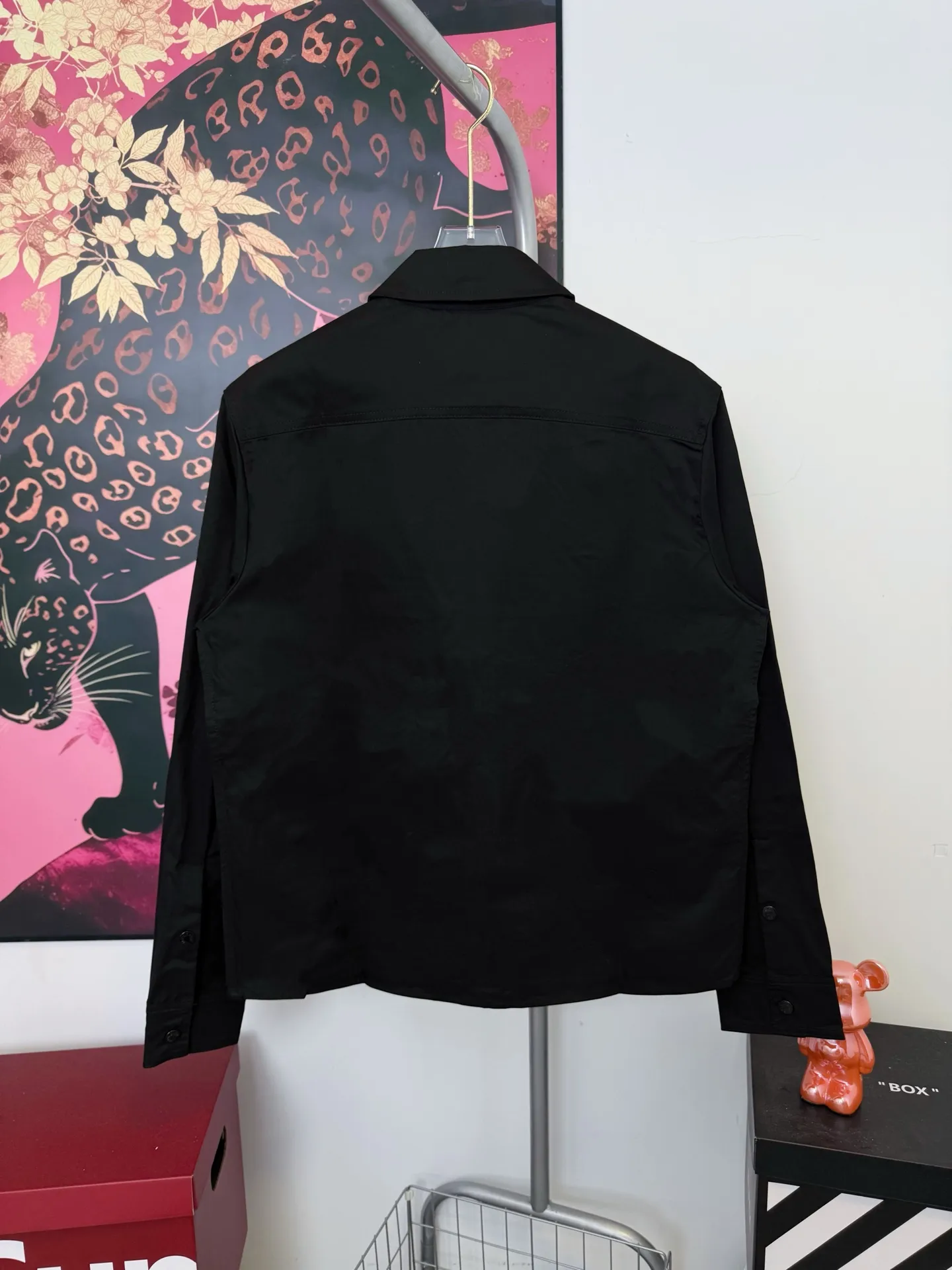 P310 Hooded nylon stand-up collar jacket with small label pockets. The same model at MONCLER counters. Made of pure nylon fabric. Very textured on the handle. Three-dimensional and atmospheric. Versatile and easy to wear in autumn and winter. Simple and elegant. It adopts os version. The upper body effect is great. Suitable for all body types. Soft and comfortable. The small label pockets on the chest are the finishing touch. It does not deform. It is machine washable. The accessories are complete. The effect is great. A touch of embellishment on the chest is delicate. Perfect restoration of zp 2:1. Same style for men and women. Versatile and easy to match. s m l xl color black