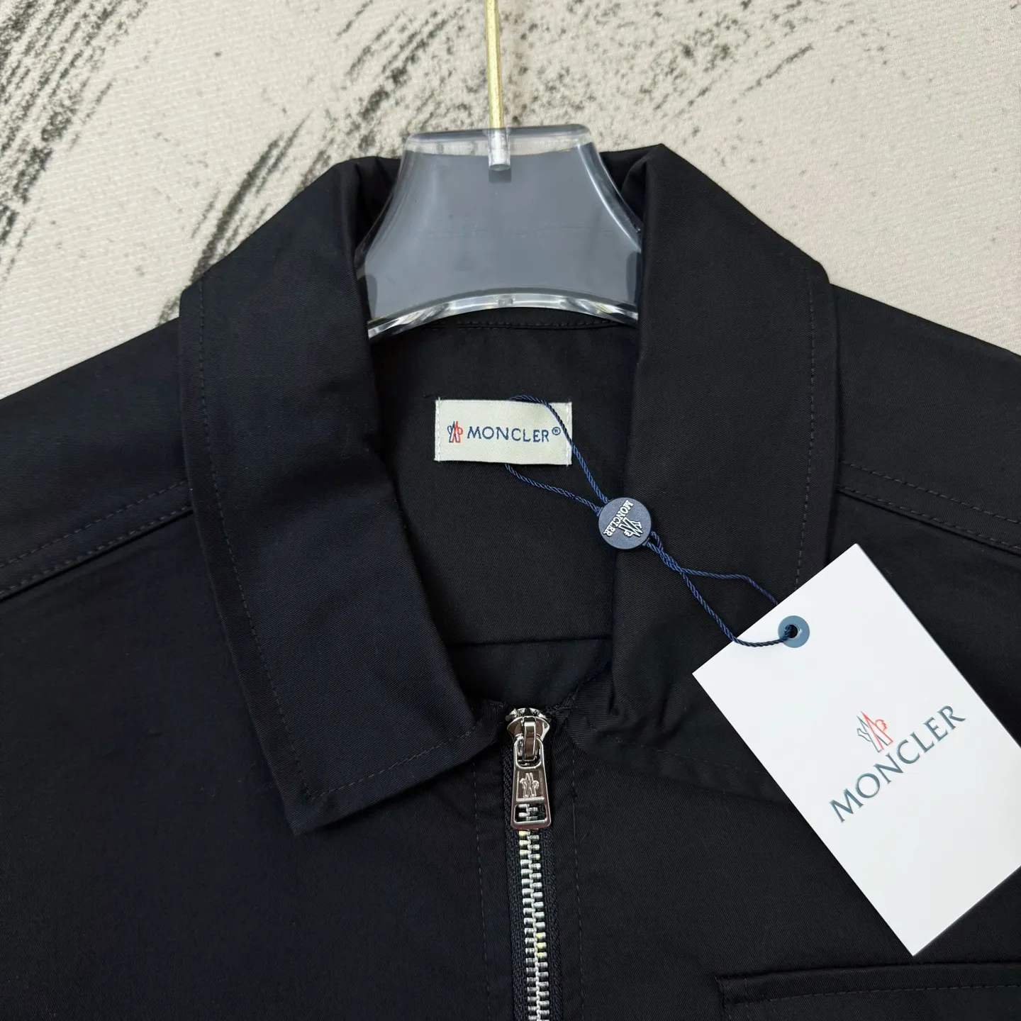 P310 Hooded nylon stand-up collar jacket with small label pockets. The same model at MONCLER counters. Made of pure nylon fabric. Very textured on the handle. Three-dimensional and atmospheric. Versatile and easy to wear in autumn and winter. Simple and elegant. It adopts os version. The upper body effect is great. Suitable for all body types. Soft and comfortable. The small label pockets on the chest are the finishing touch. It does not deform. It is machine washable. The accessories are complete. The effect is great. A touch of embellishment on the chest is delicate. Perfect restoration of zp 2:1. Same style for men and women. Versatile and easy to match. s m l xl color black
