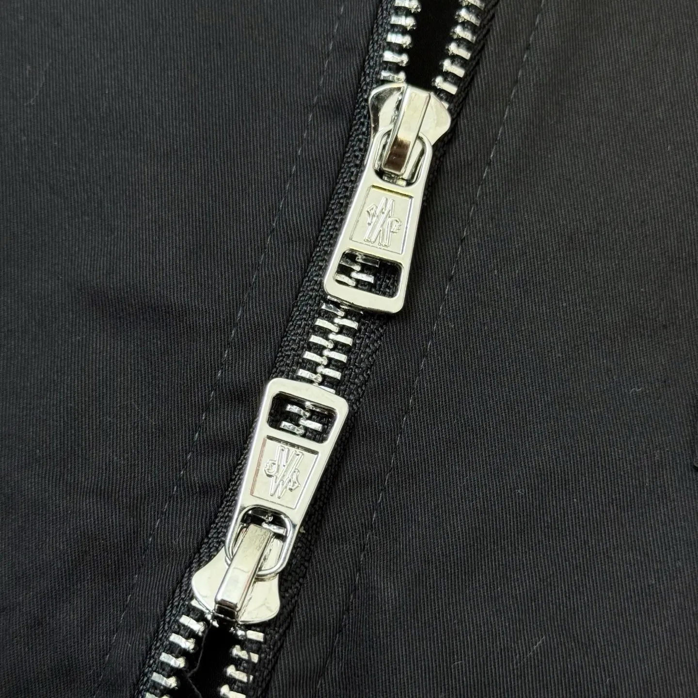 P310 Hooded nylon stand-up collar jacket with small label pockets. The same model at MONCLER counters. Made of pure nylon fabric. Very textured on the handle. Three-dimensional and atmospheric. Versatile and easy to wear in autumn and winter. Simple and elegant. It adopts os version. The upper body effect is great. Suitable for all body types. Soft and comfortable. The small label pockets on the chest are the finishing touch. It does not deform. It is machine washable. The accessories are complete. The effect is great. A touch of embellishment on the chest is delicate. Perfect restoration of zp 2:1. Same style for men and women. Versatile and easy to match. s m l xl color black