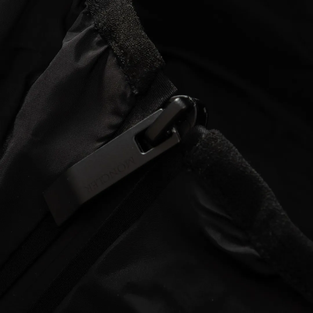 P540 MONCLER Printed Hooded Jacket Fabric selection: Made of lightweight nylon fabric made of high-density nylon, which makes it extremely lightweight and extremely wear-resistant and tear-resistant. The high-density woven structure blocks the intrusion of cold wind, and a durable and water-repellent coating is added to the surface to create a lotus leaf effect without sacrificing dryness and breathability.   Craftsmanship and details: The hood, cuffs and hem are all closed with beef tendon, giving it good wind resistance and warmth. The heat transfer printing process is used to decorate the LOGO and brand letters on the hat body and connect it to the back, so that the pattern and the fabric are integrated without a sense of glue, and the original breathability and softness of the fabric are maintained. Two-way zipper opening and closing, with windproof zippers on both sides, making it more windproof and warm. There are side pockets on the left and right sides, and the zipper pocket design makes it safer to place personal items inside, and it is equipped with a zipper cord for easy opening and closing.  Accessories: 1:1 zipper pull with logo, 1:1 brand armband, 1:1 restored reflective mark, 1:1 silicone logo sticker SIZE: 1 2 3 4